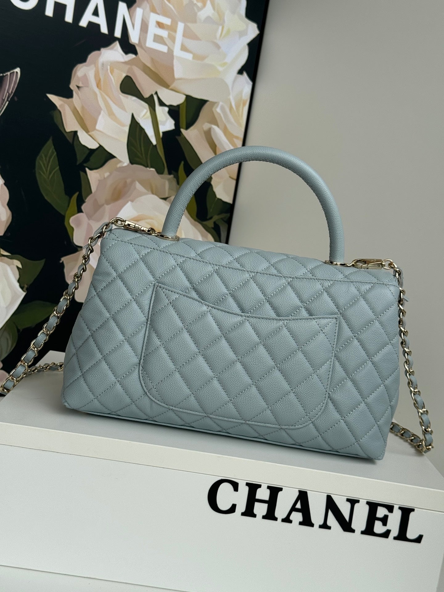 POIGNÉE COCO MOYENNE 29 CM BLEU CIEL CUIR CAVIAR MATELASSÉ QUINCAILLERIE DORÉ