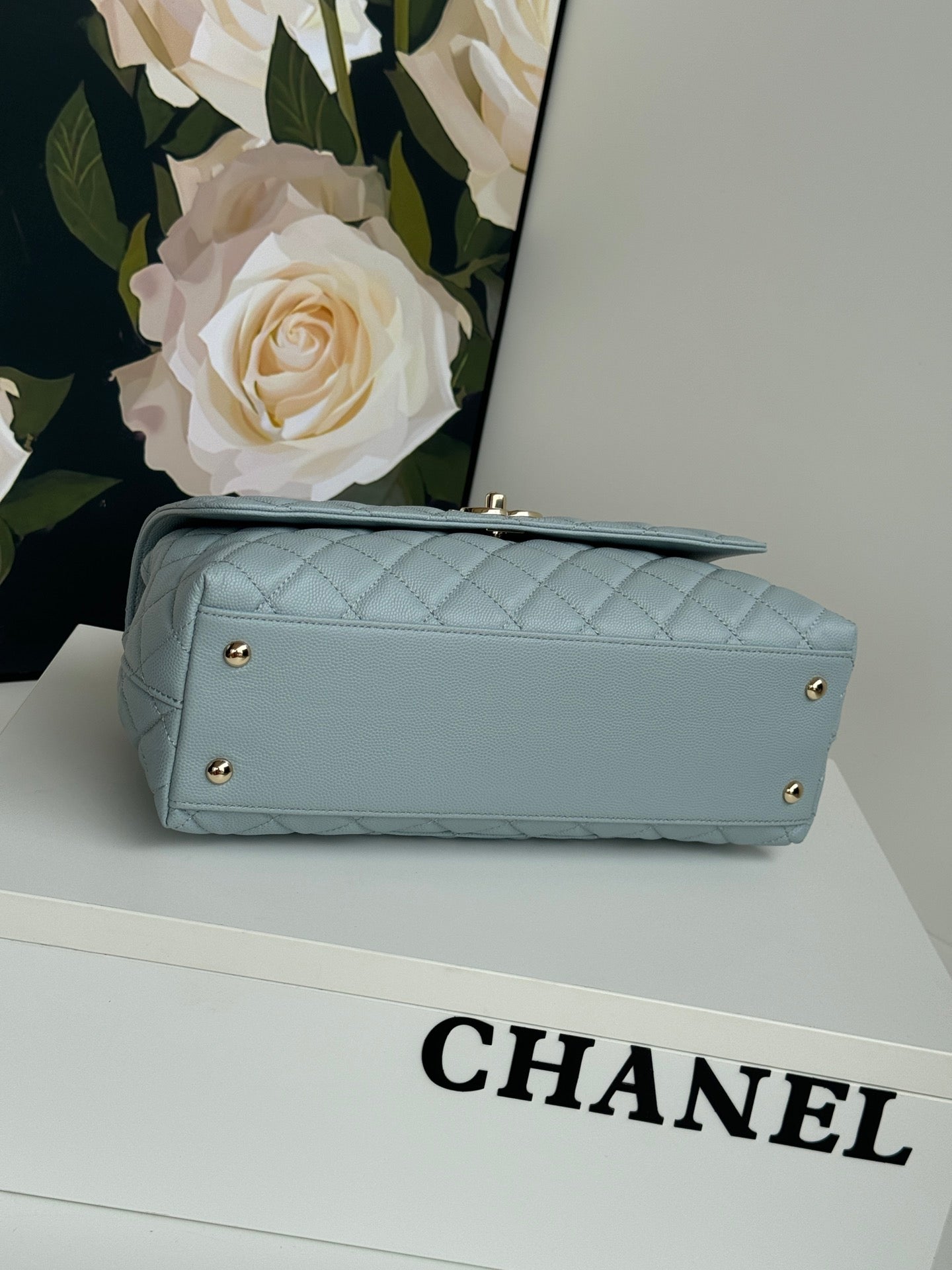 POIGNÉE COCO MOYENNE 29 CM BLEU CIEL CUIR CAVIAR MATELASSÉ QUINCAILLERIE DORÉ