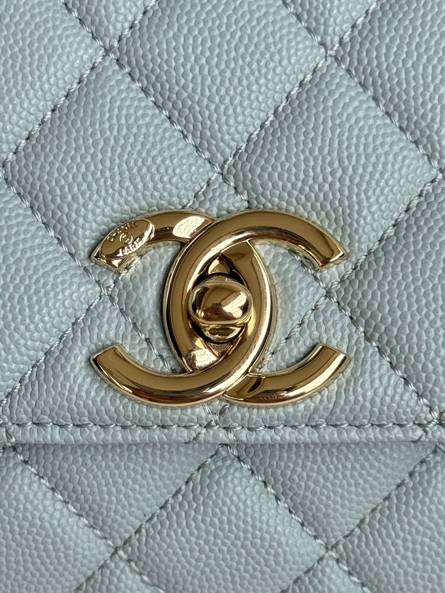 POIGNÉE COCO MOYENNE 29 CM BLEU CIEL CUIR CAVIAR MATELASSÉ QUINCAILLERIE DORÉ