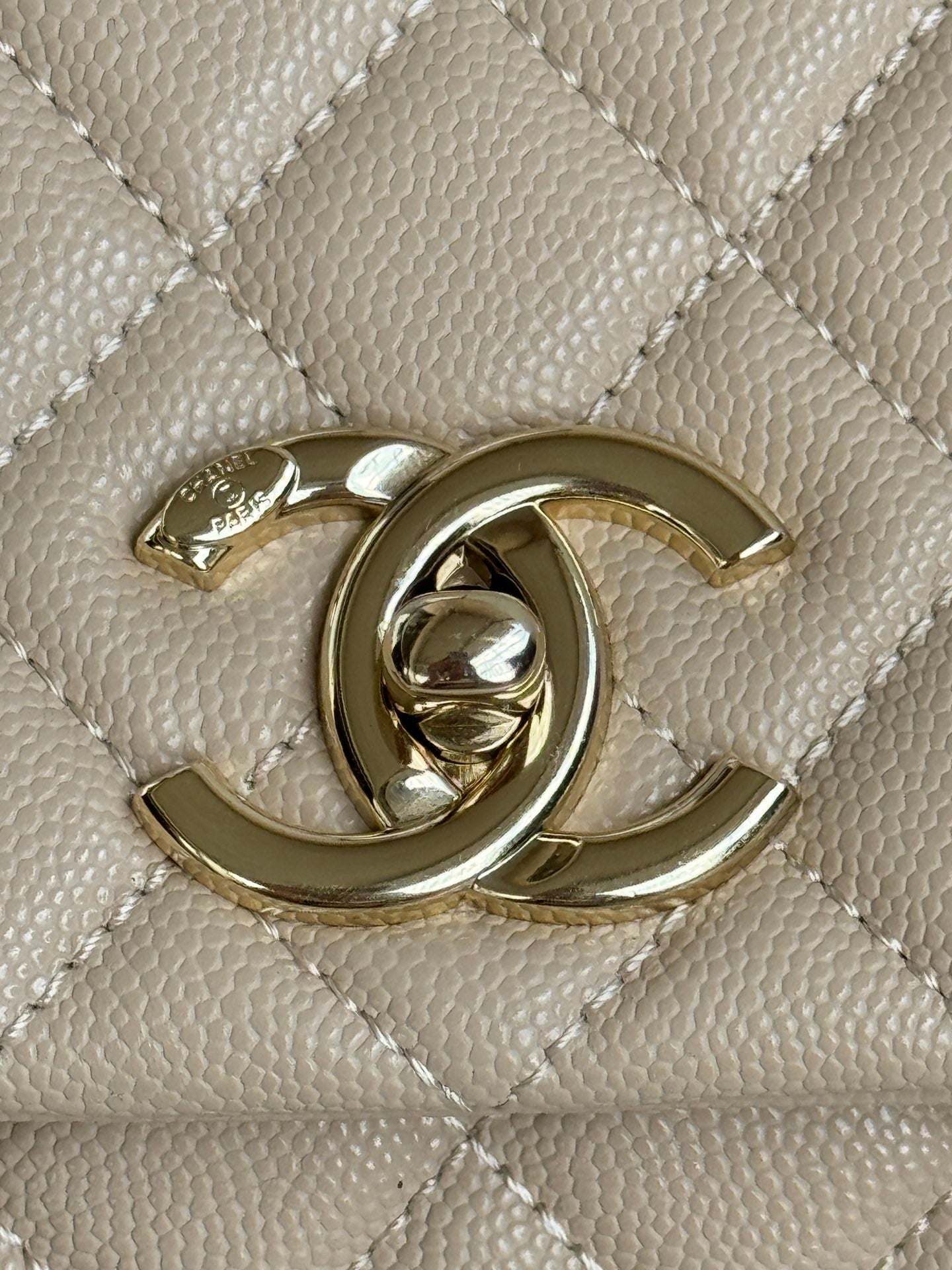 COCO HANDLE MEDIUM 29CM BEIGE RED QUILTED CAVIAR LEATHER GOLD HARDWARE
