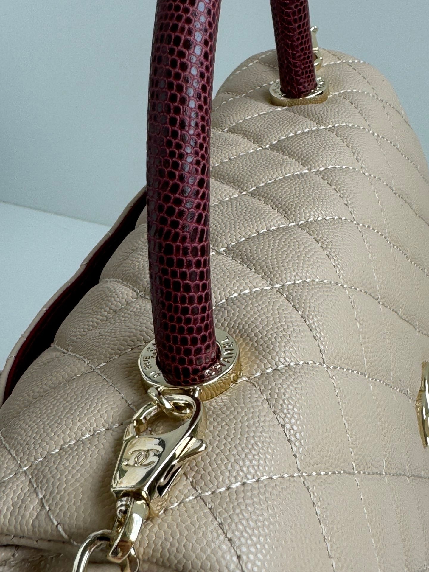 COCO HANDLE MEDIUM 29CM BEIGE RED QUILTED CAVIAR LEATHER GOLD HARDWARE