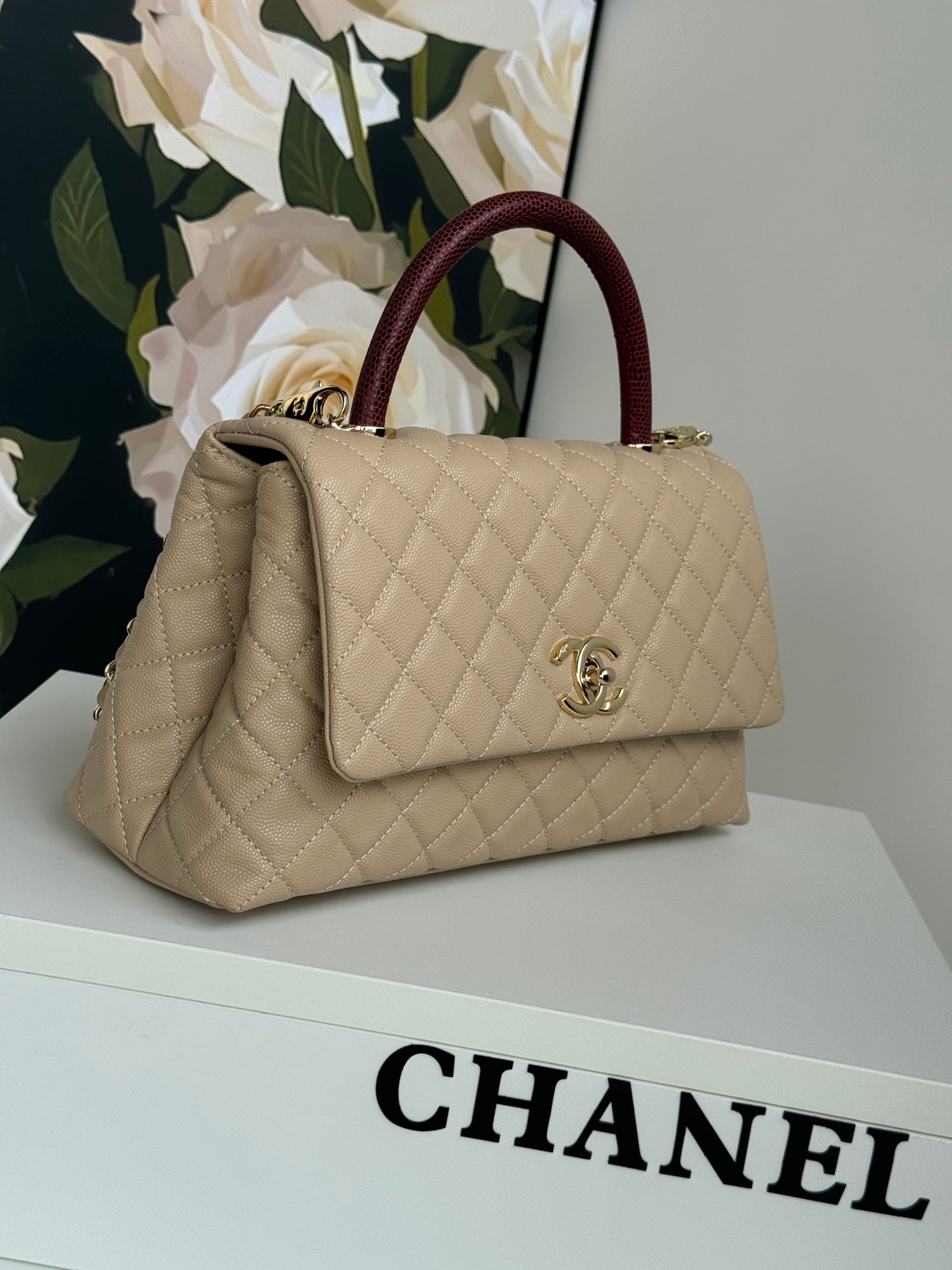 POIGNÉE COCO MOYENNE 29 CM BEIGE ROUGE CUIR CAVIAR MATELASSÉ QUINCAILLERIE DORÉ