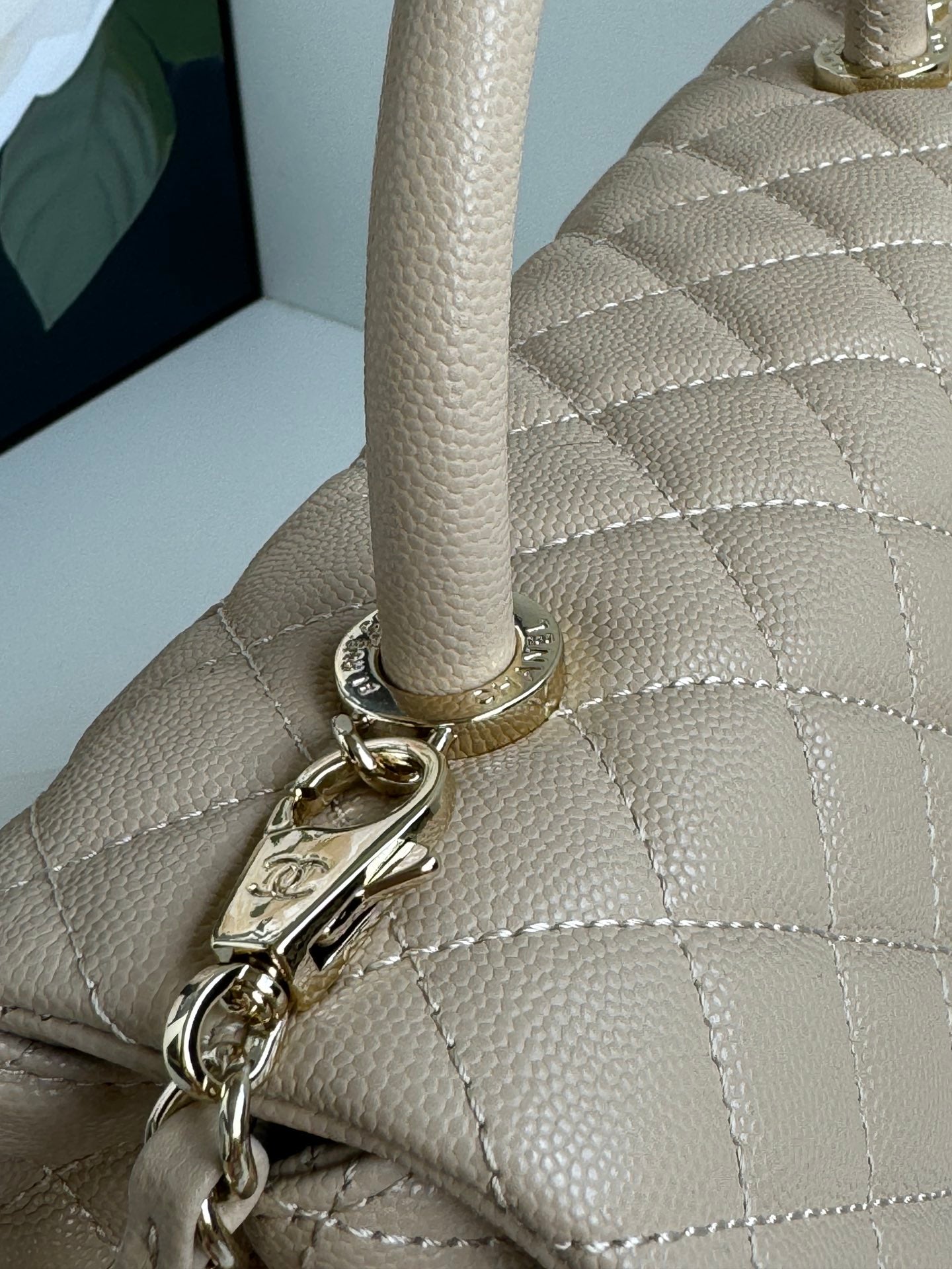 POIGNÉE COCO MOYENNE 29 CM CUIR CAVIAR MATELASSÉ BEIGE QUINCAILLERIE DORÉ