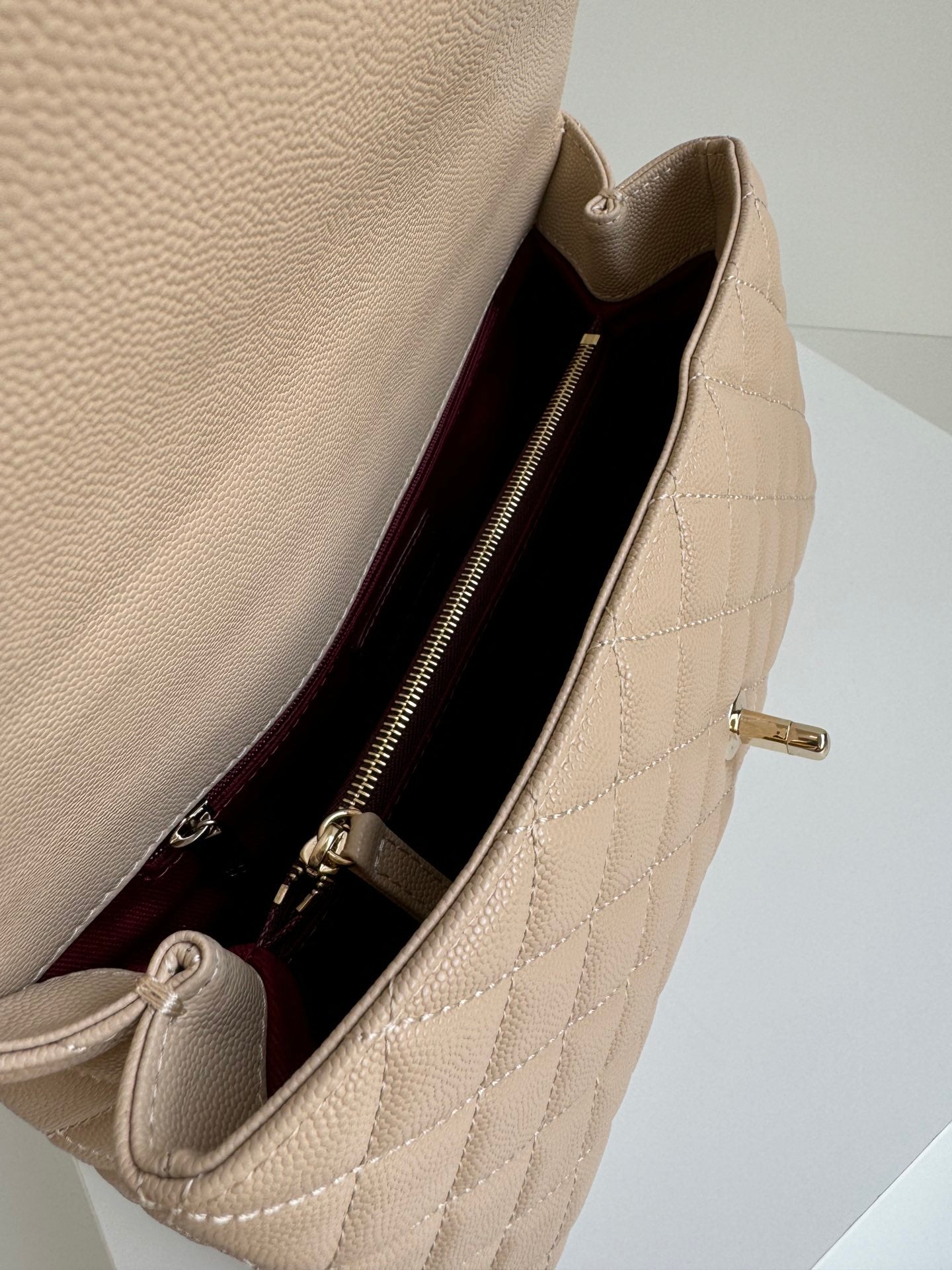 POIGNÉE COCO MOYENNE 29 CM CUIR CAVIAR MATELASSÉ BEIGE QUINCAILLERIE DORÉ