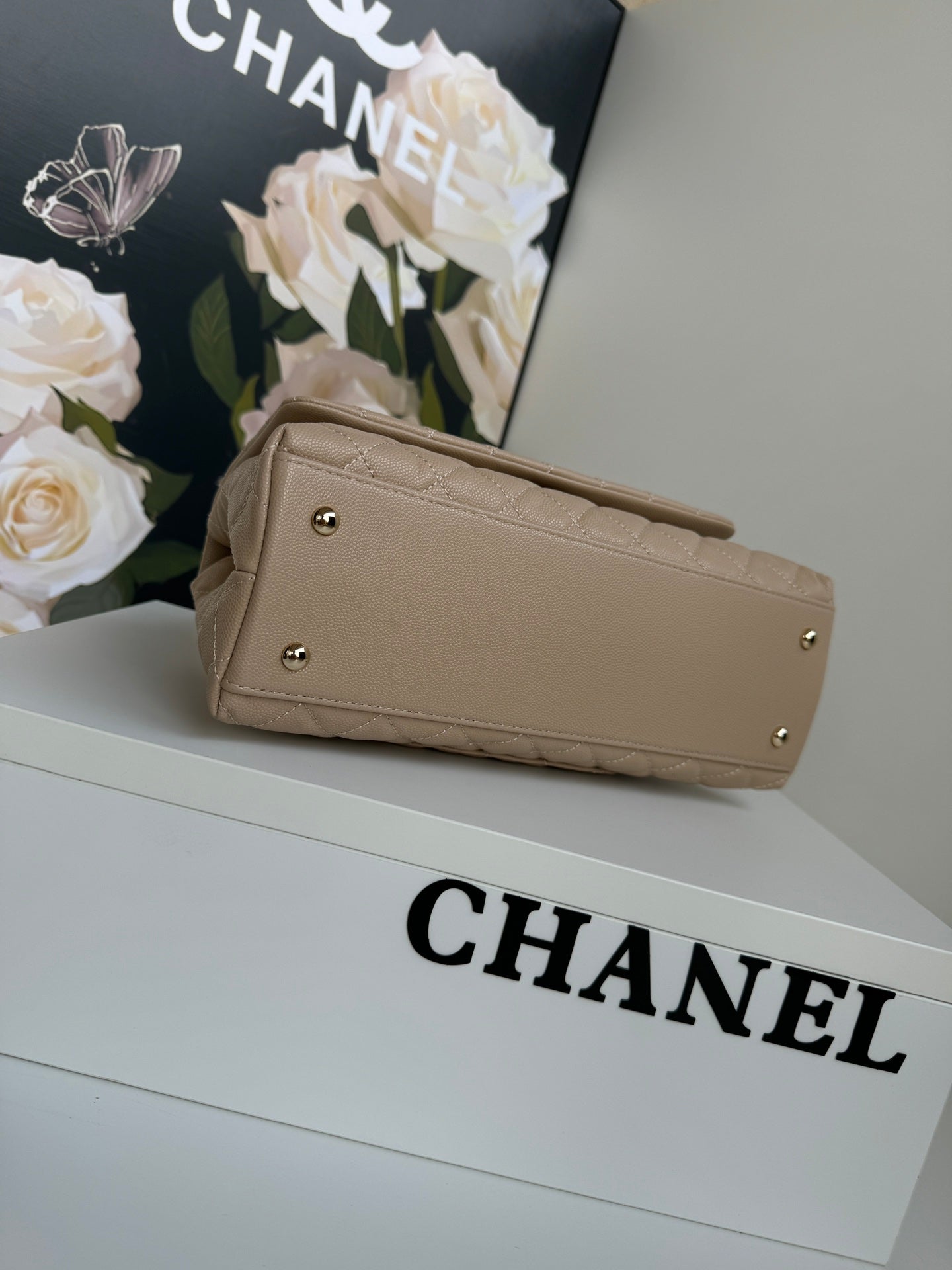 COCO HANDLE MEDIUM 29CM BEIGE QUILTED CAVIAR LEATHER GOLD HARDWARE