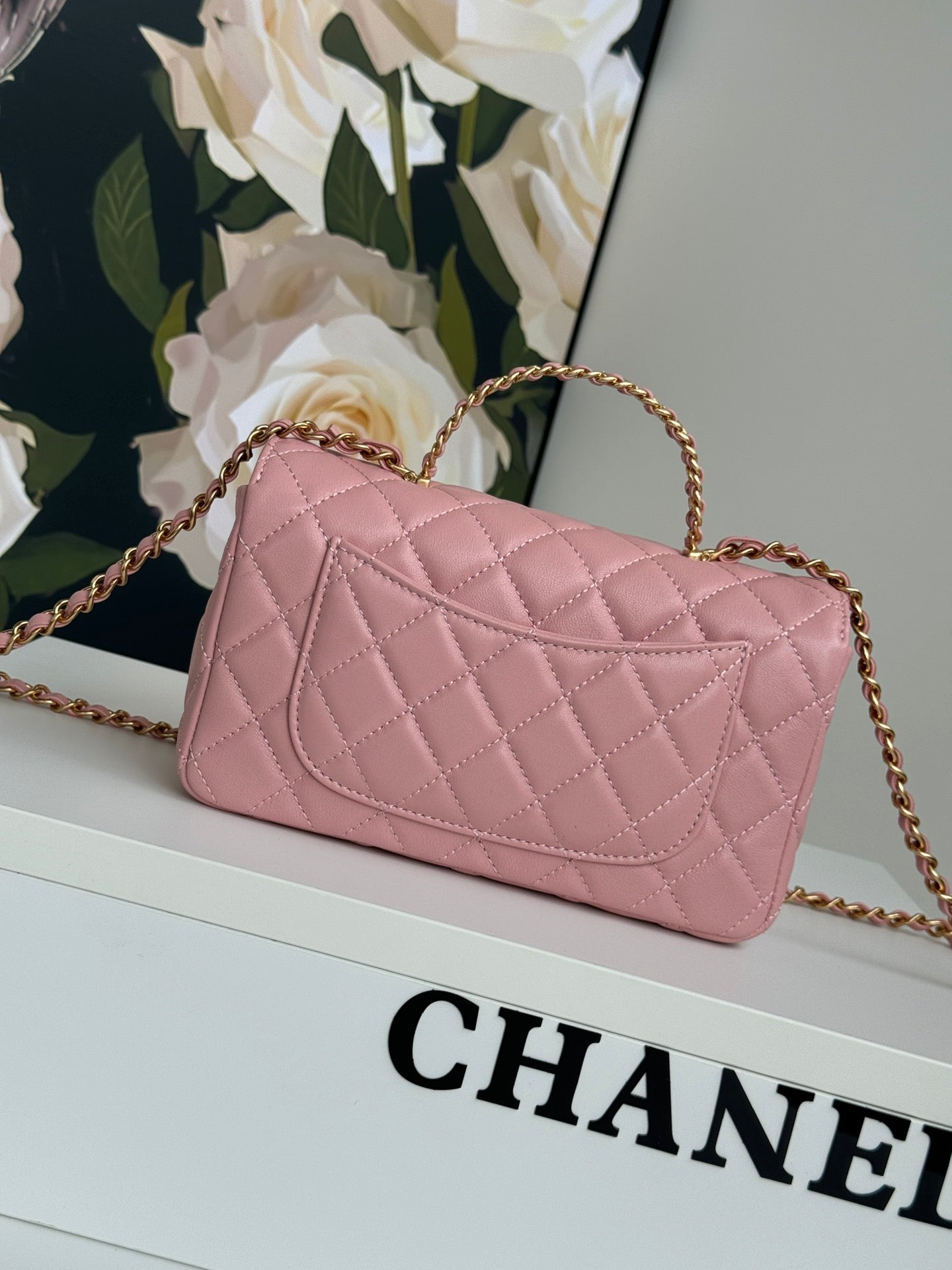 MINI SAC À RABAT 24C 20CM AVEC POIGNÉE SUPÉRIEURE EN CUIR D'AGNEAU ROSE