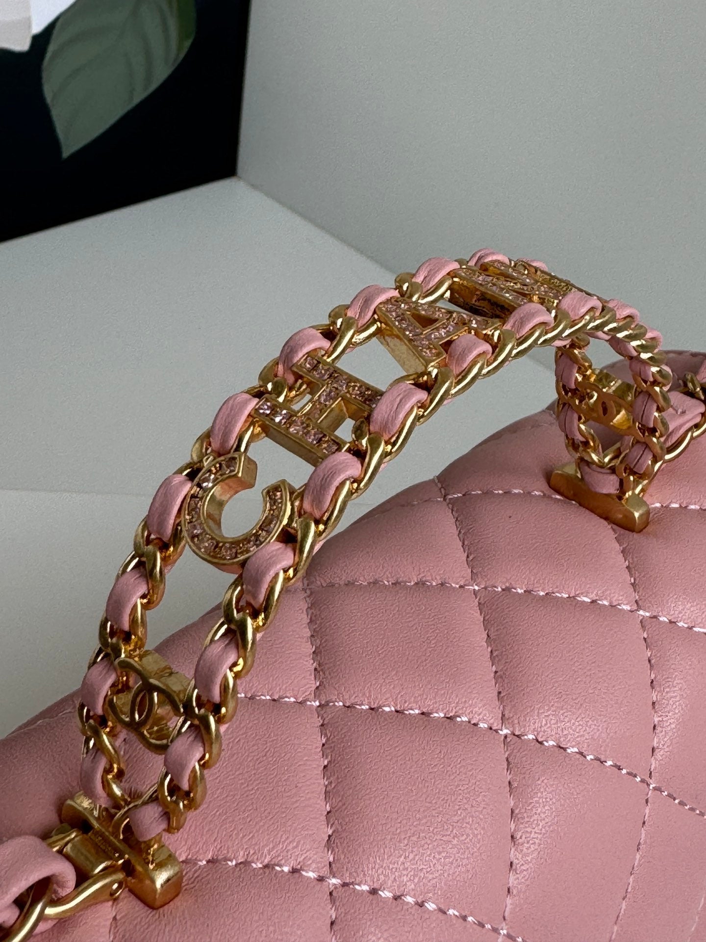 MINI SAC À RABAT 24C 20CM AVEC POIGNÉE SUPÉRIEURE EN CUIR D'AGNEAU ROSE