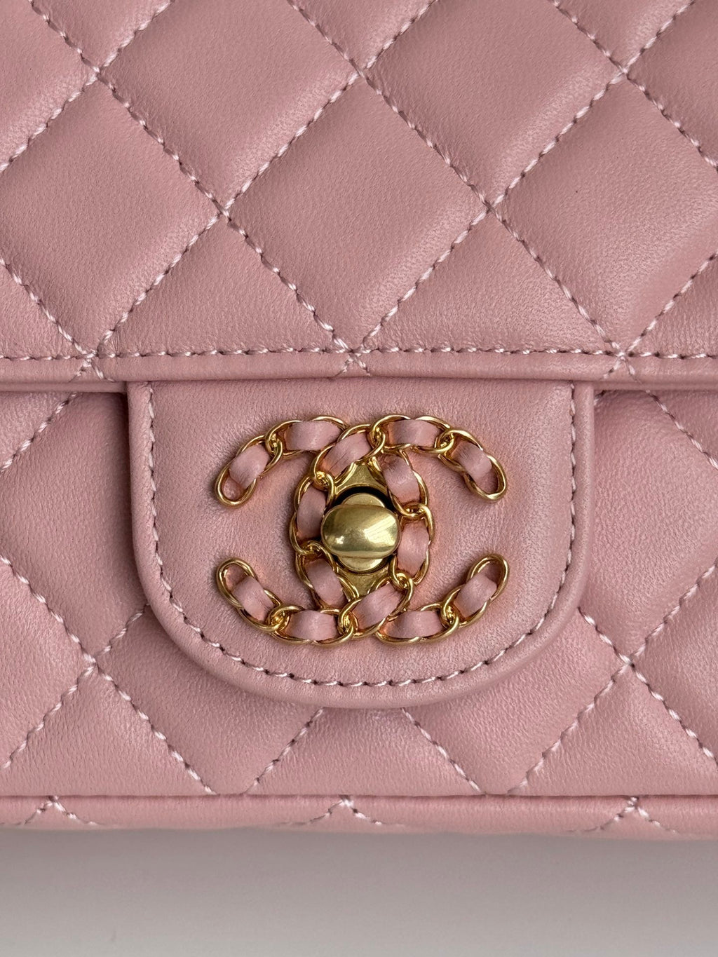 MINI SAC À RABAT 24C 20CM AVEC POIGNÉE SUPÉRIEURE EN CUIR D'AGNEAU ROSE