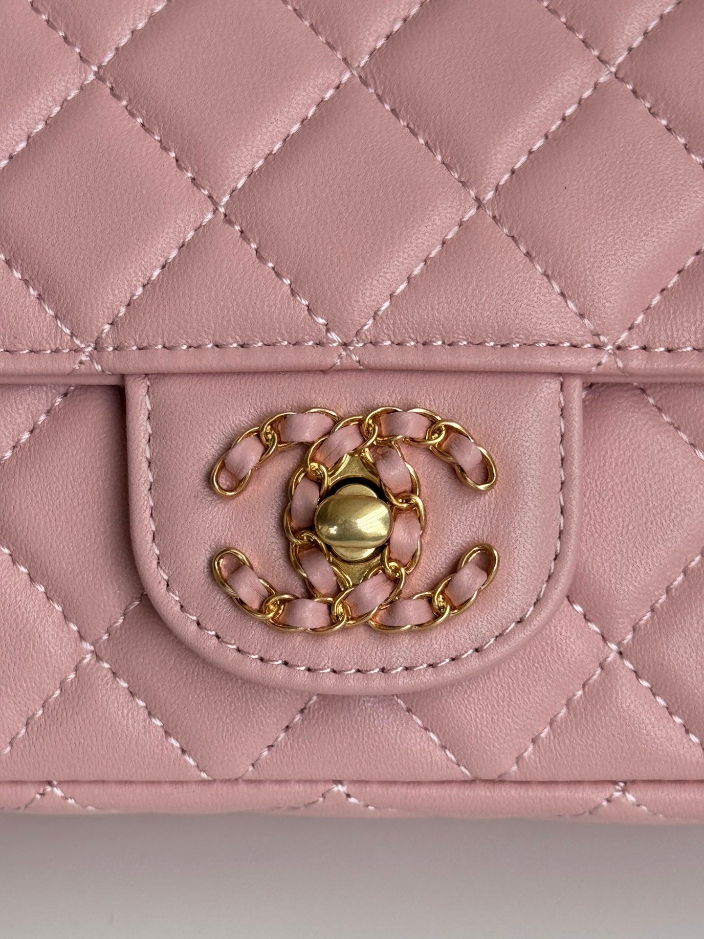 MINI SAC À RABAT 24C 20CM AVEC POIGNÉE SUPÉRIEURE EN CUIR D'AGNEAU ROSE