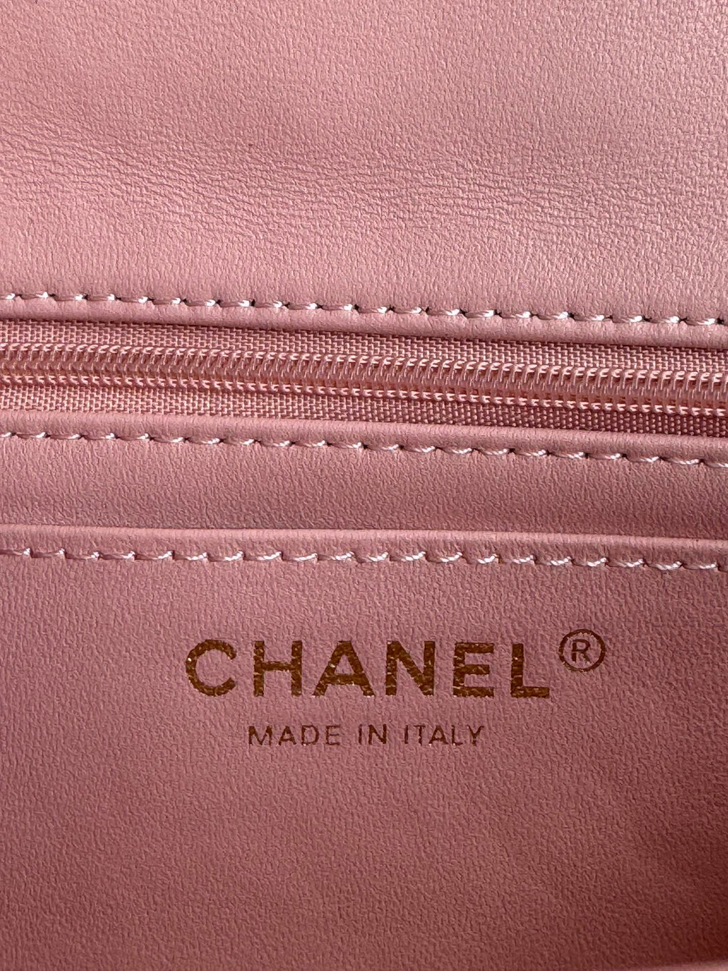 MINI SAC À RABAT 24C 20CM AVEC POIGNÉE SUPÉRIEURE EN CUIR D'AGNEAU ROSE