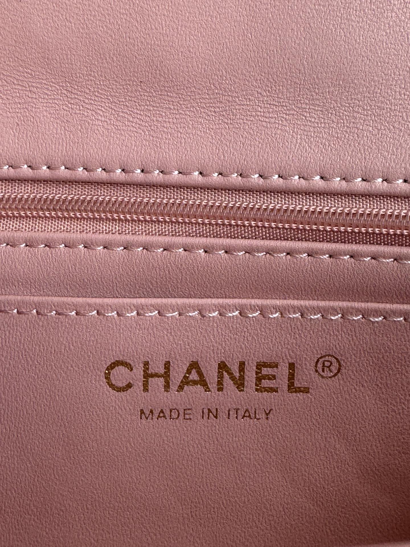 MINI SAC À RABAT 24C 20CM AVEC POIGNÉE SUPÉRIEURE EN CUIR D'AGNEAU ROSE