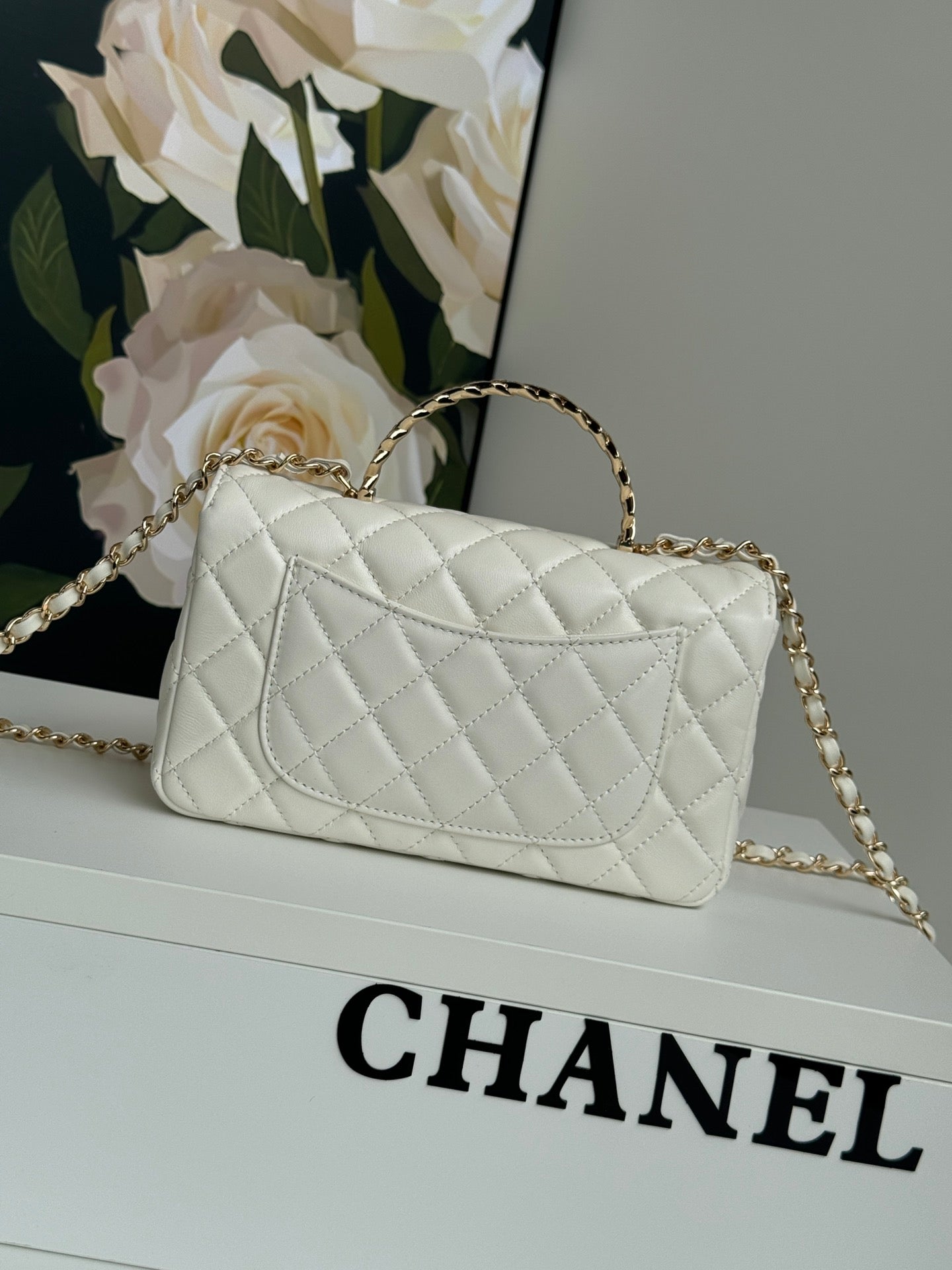 MINI SAC À RABAT 24C 20CM AVEC POIGNÉE SUPÉRIEURE EN CUIR D'AGNEAU BLANC