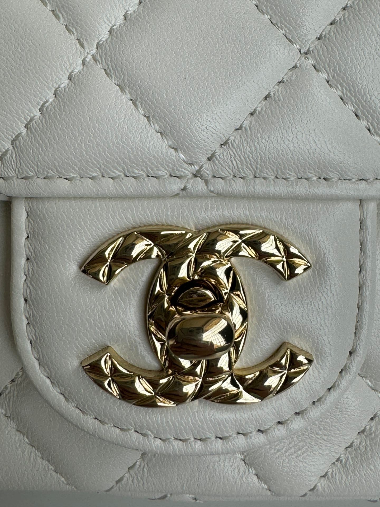 MINI SAC À RABAT 24C 20CM AVEC POIGNÉE SUPÉRIEURE EN CUIR D'AGNEAU BLANC