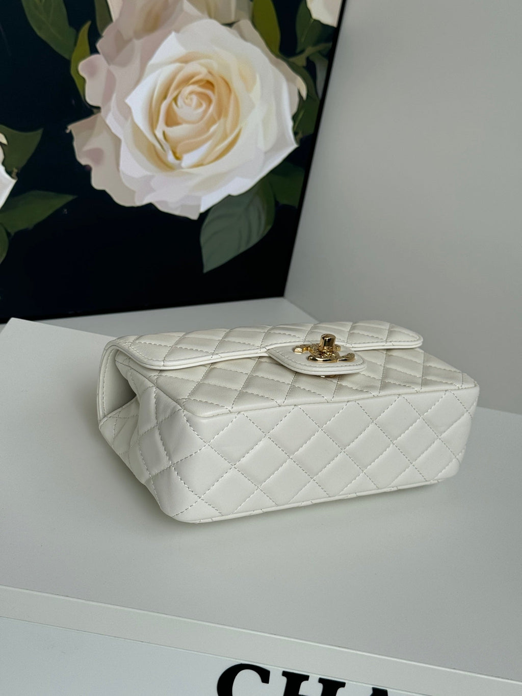 MINI SAC À RABAT 24C 20CM AVEC POIGNÉE SUPÉRIEURE EN CUIR D'AGNEAU BLANC