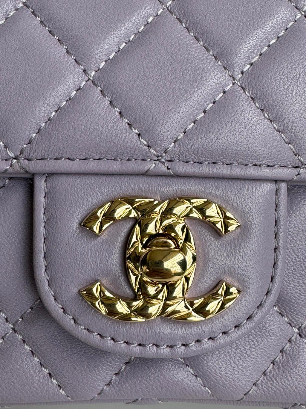 MINI SAC À RABAT 24C 20 CM AVEC POIGNÉE SUPÉRIEURE EN CUIR D'AGNEAU VIOLET
