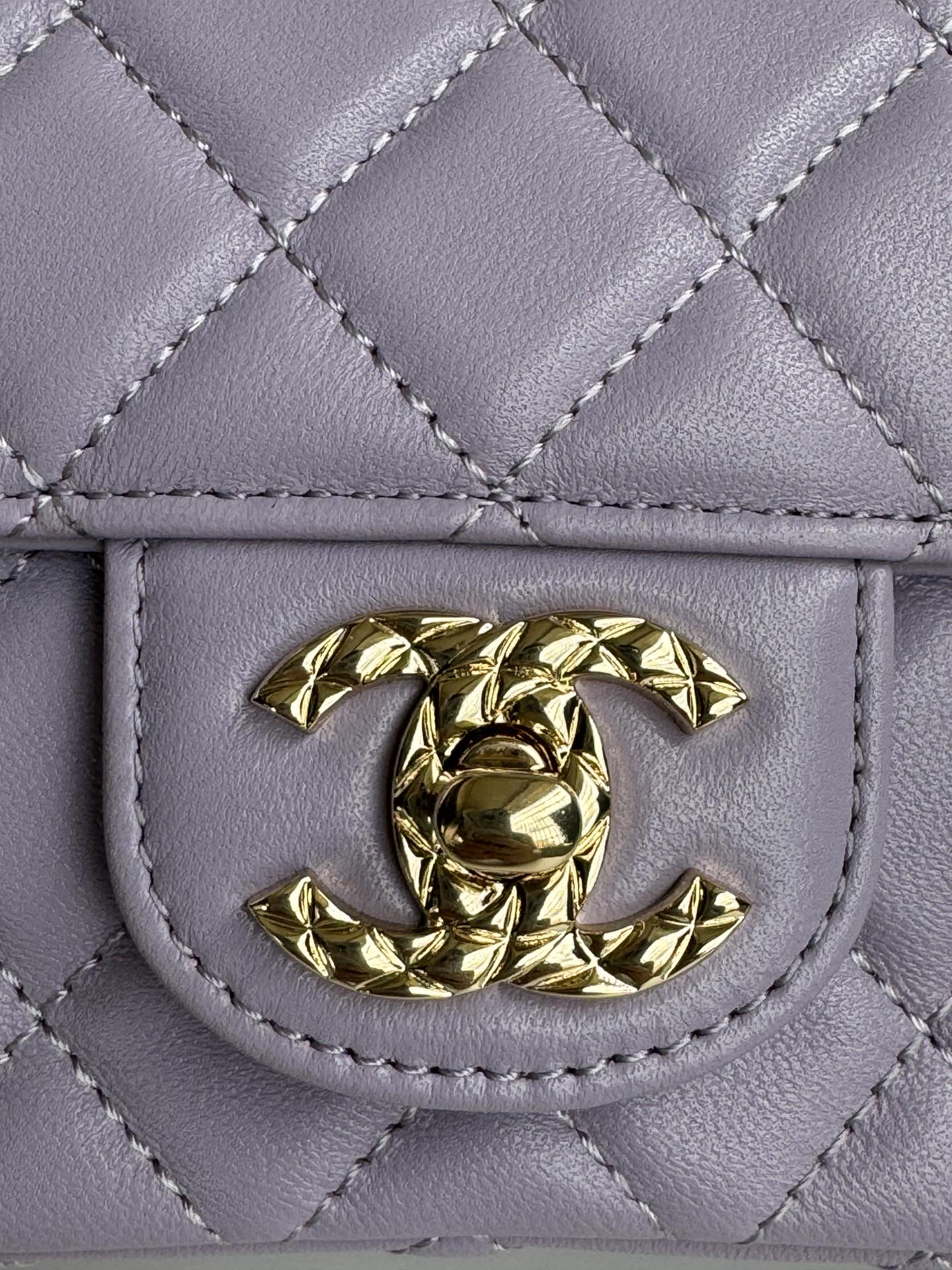 MINI SAC À RABAT 24C 20 CM AVEC POIGNÉE SUPÉRIEURE EN CUIR D'AGNEAU VIOLET