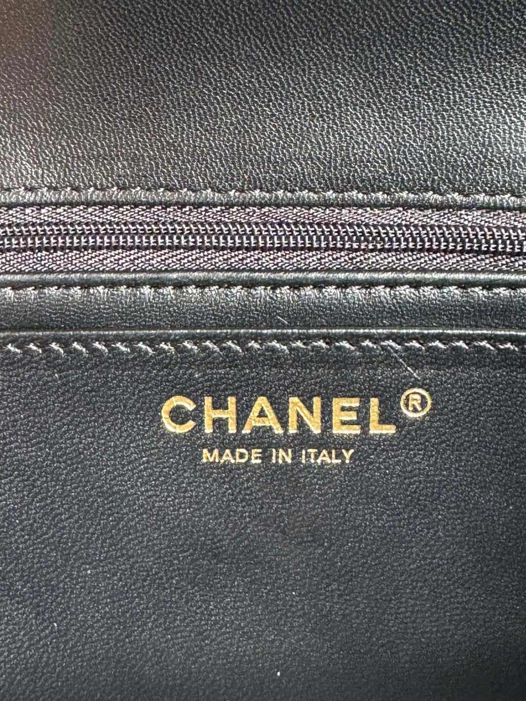 MINI SAC À RABAT 24C 20CM AVEC POIGNÉE SUPÉRIEURE EN CUIR D'AGNEAU NOIR