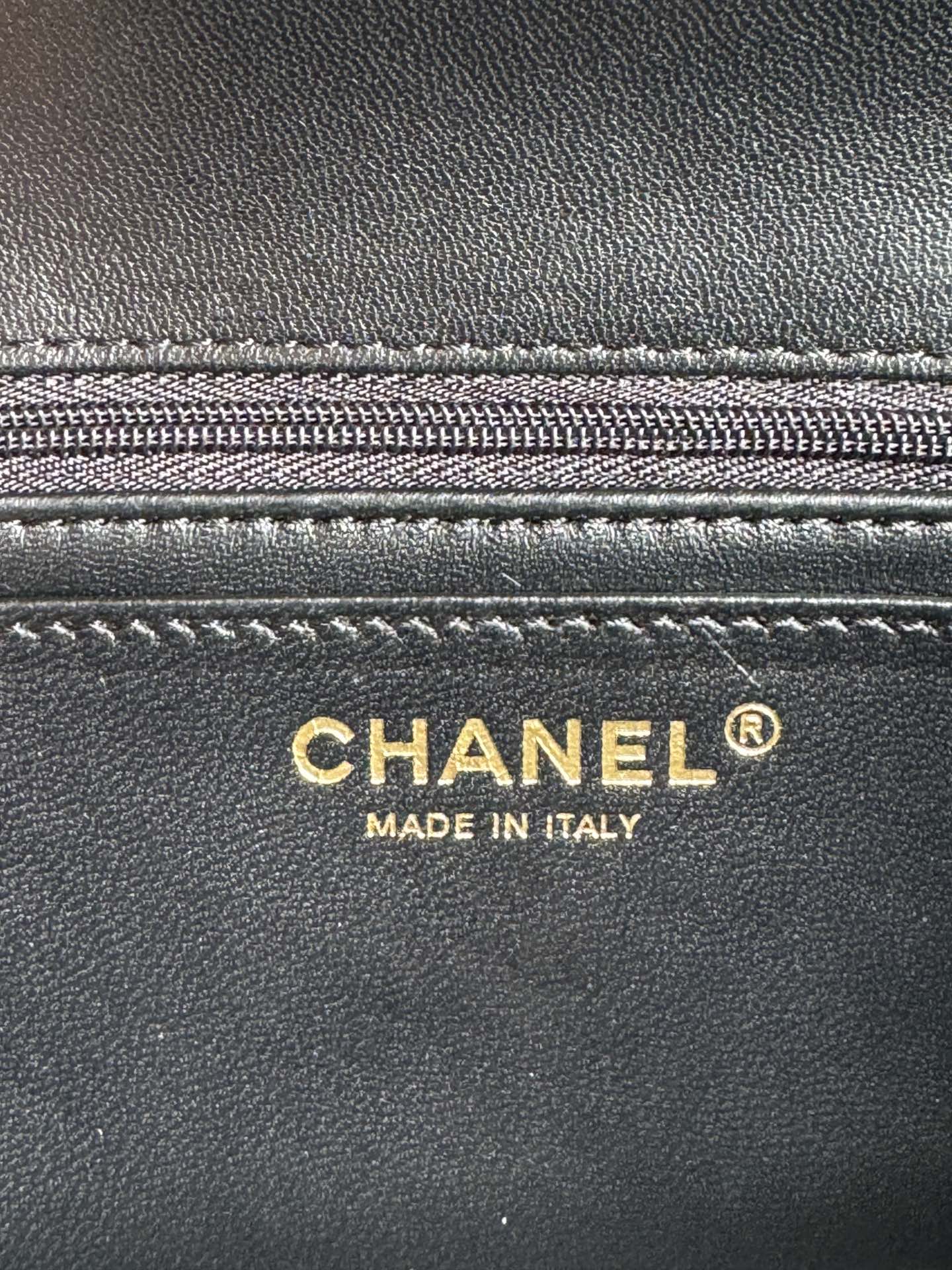 MINI SAC À RABAT 24C 20CM AVEC POIGNÉE SUPÉRIEURE EN CUIR D'AGNEAU NOIR
