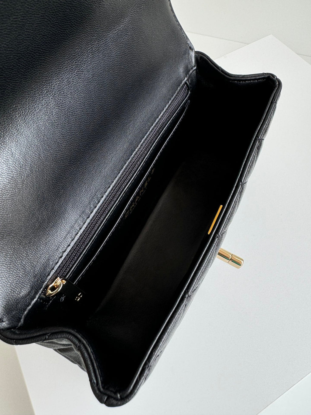MINI SAC À RABAT 24C 20CM AVEC POIGNÉE SUPÉRIEURE EN CUIR D'AGNEAU NOIR