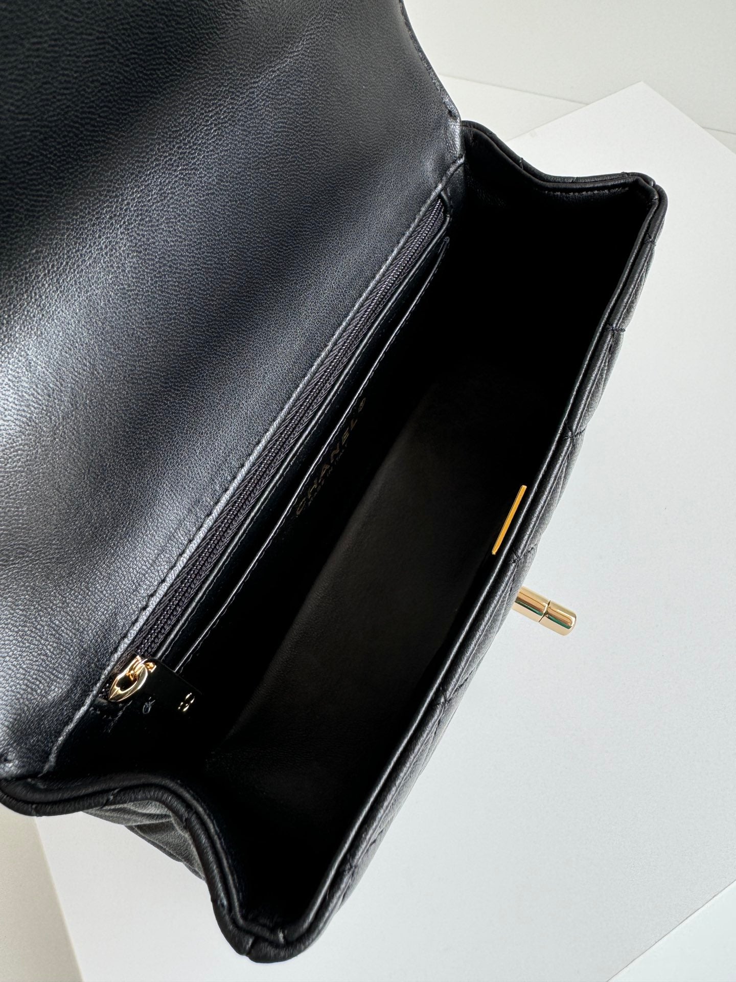 MINI SAC À RABAT 24C 20CM AVEC POIGNÉE SUPÉRIEURE EN CUIR D'AGNEAU NOIR