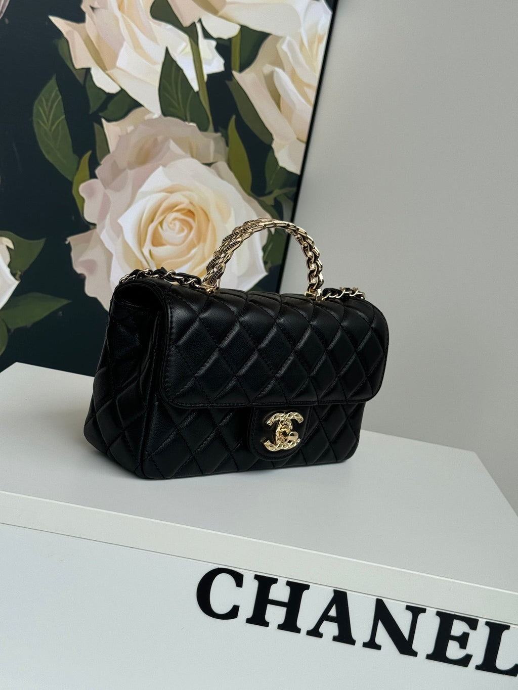 MINI SAC À RABAT 24C 20CM AVEC POIGNÉE SUPÉRIEURE EN CUIR D'AGNEAU NOIR
