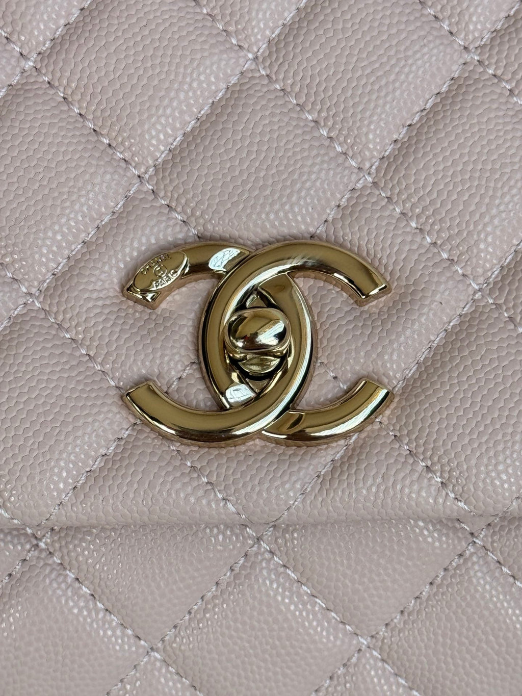 POIGNÉE COCO MOYENNE 29 CM ROSE PASTEL ROUGE CUIR CAVIAR MATELASSÉ QUINCAILLERIE DORÉ