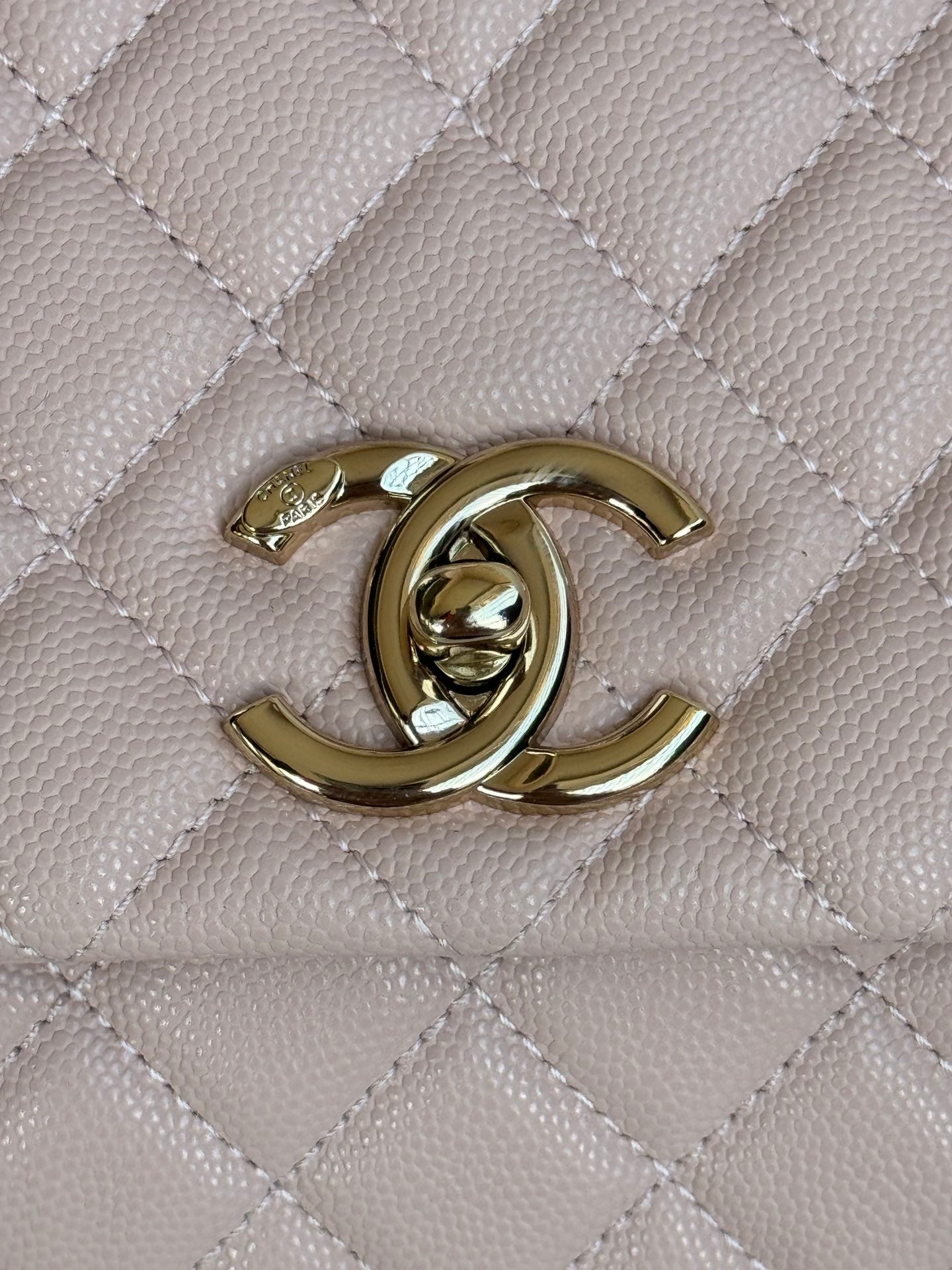 POIGNÉE COCO MOYENNE 29 CM ROSE PASTEL ROUGE CUIR CAVIAR MATELASSÉ QUINCAILLERIE DORÉ