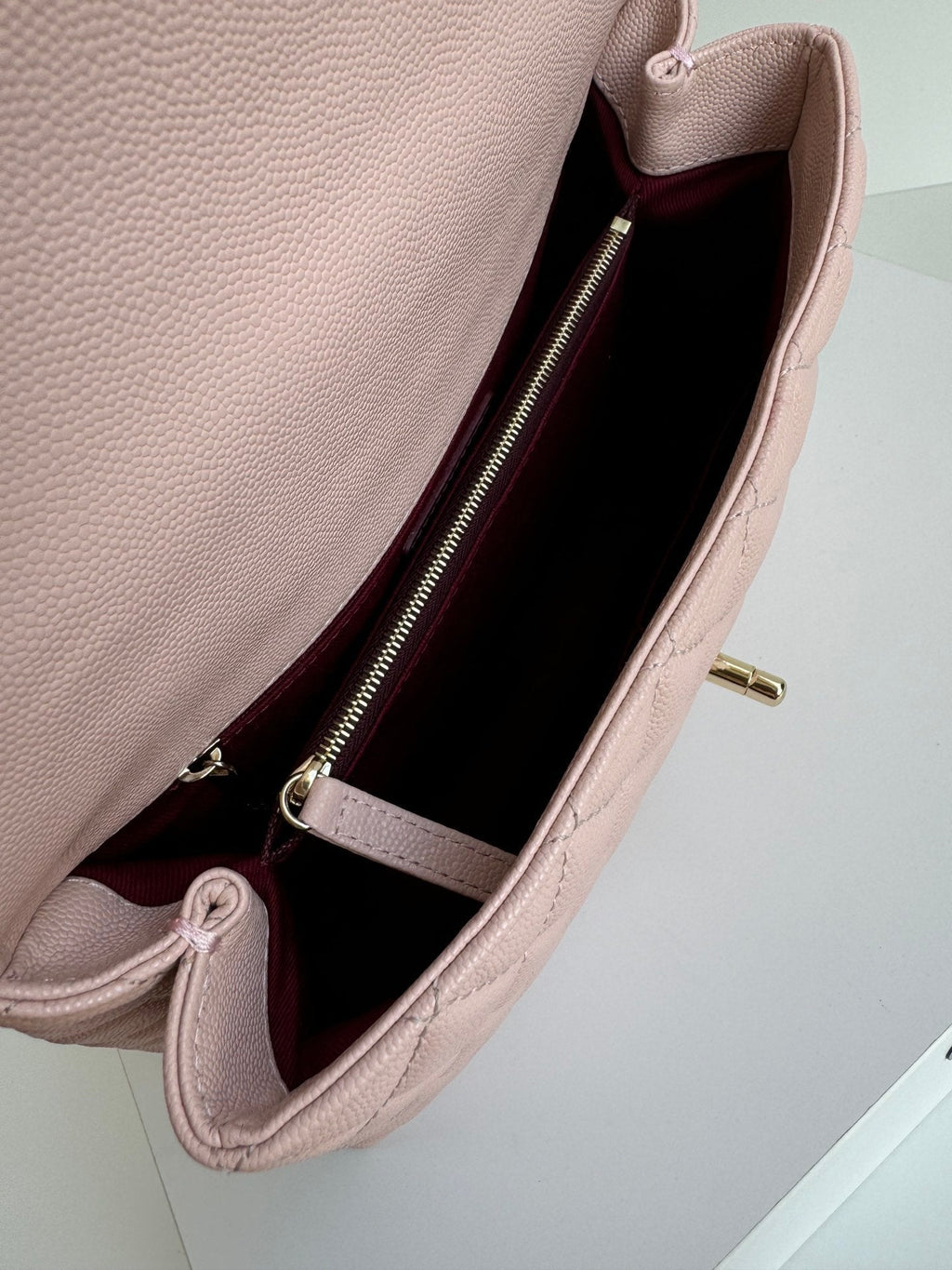 POIGNÉE COCO MOYENNE 29 CM ROSE PASTEL ROUGE CUIR CAVIAR MATELASSÉ QUINCAILLERIE DORÉ
