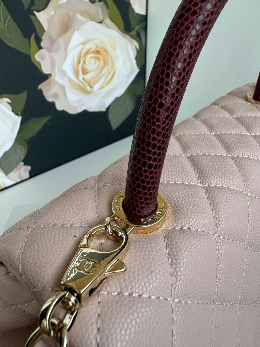 POIGNÉE COCO MOYENNE 29 CM ROSE PASTEL ROUGE CUIR CAVIAR MATELASSÉ QUINCAILLERIE DORÉ