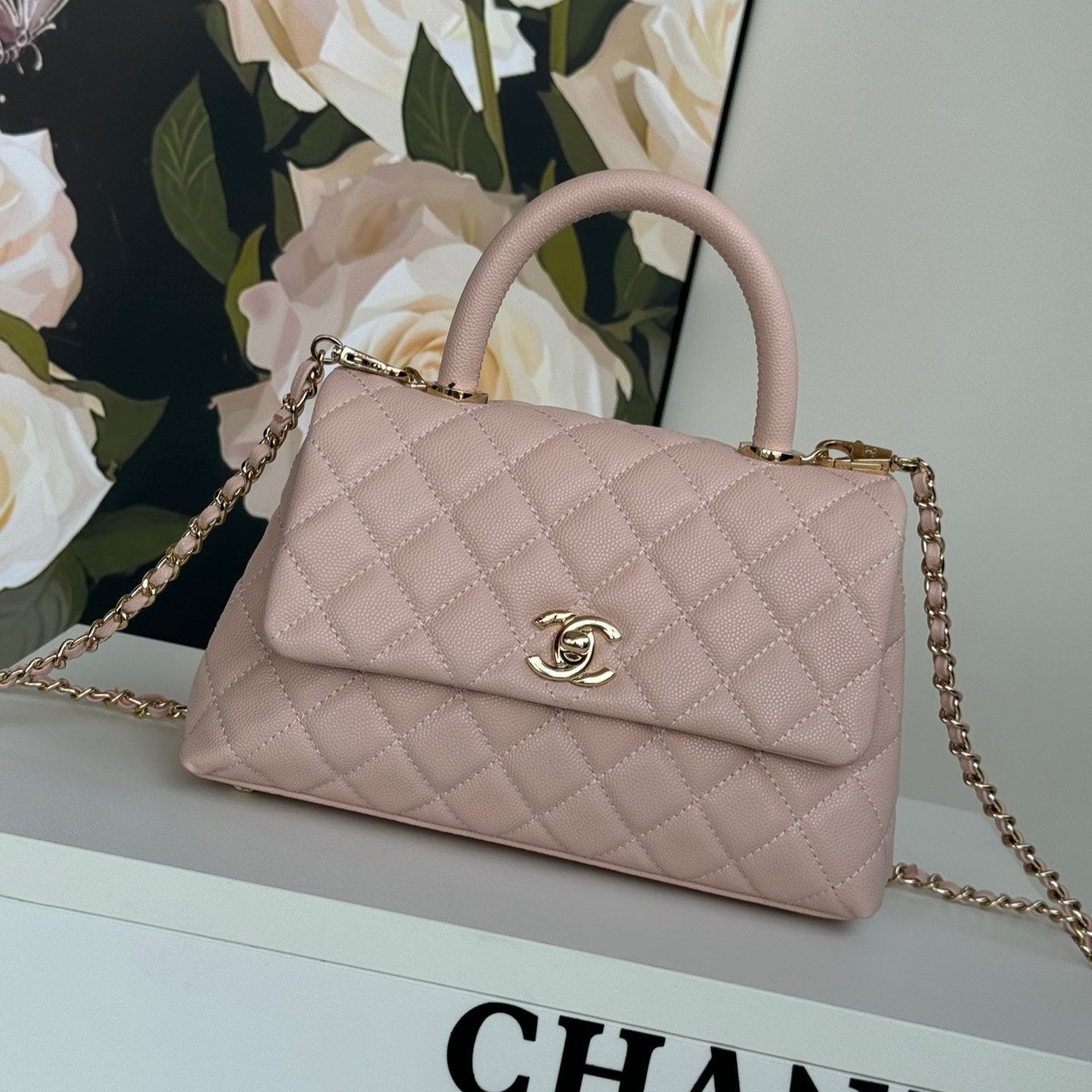 SAC À RABAT AVEC POIGNÉE EN COCO 24 CM EN CUIR CAVIAR MATELASSÉ ROSE PASTEL
