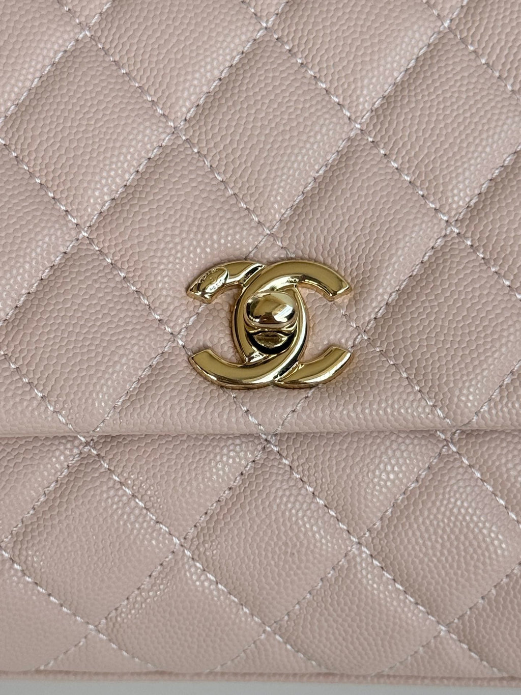 SAC À RABAT AVEC POIGNÉE EN COCO 24 CM EN CUIR CAVIAR MATELASSÉ ROSE PASTEL
