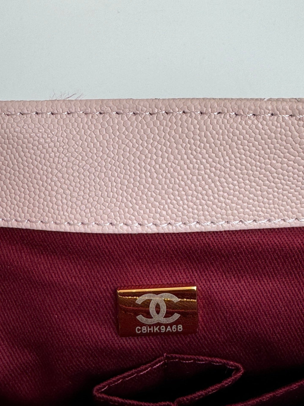 SAC À RABAT AVEC POIGNÉE EN COCO 24 CM EN CUIR CAVIAR MATELASSÉ ROSE PASTEL
