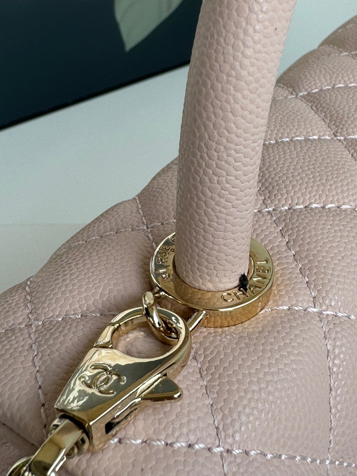 SAC À RABAT AVEC POIGNÉE EN COCO 24 CM EN CUIR CAVIAR MATELASSÉ ROSE PASTEL