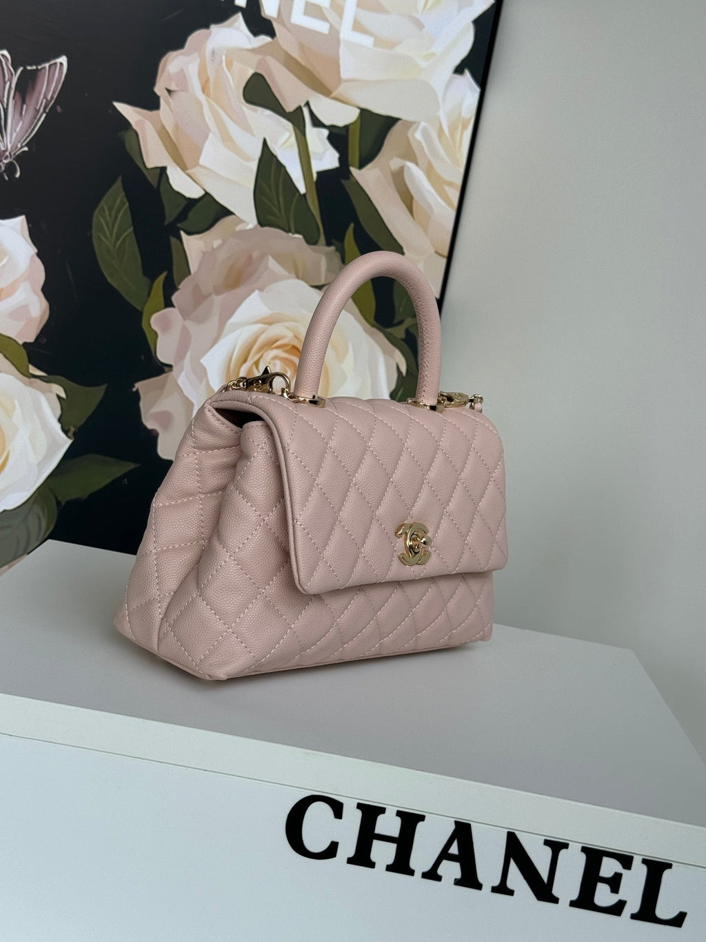 SAC À RABAT AVEC POIGNÉE EN COCO 24 CM EN CUIR CAVIAR MATELASSÉ ROSE PASTEL