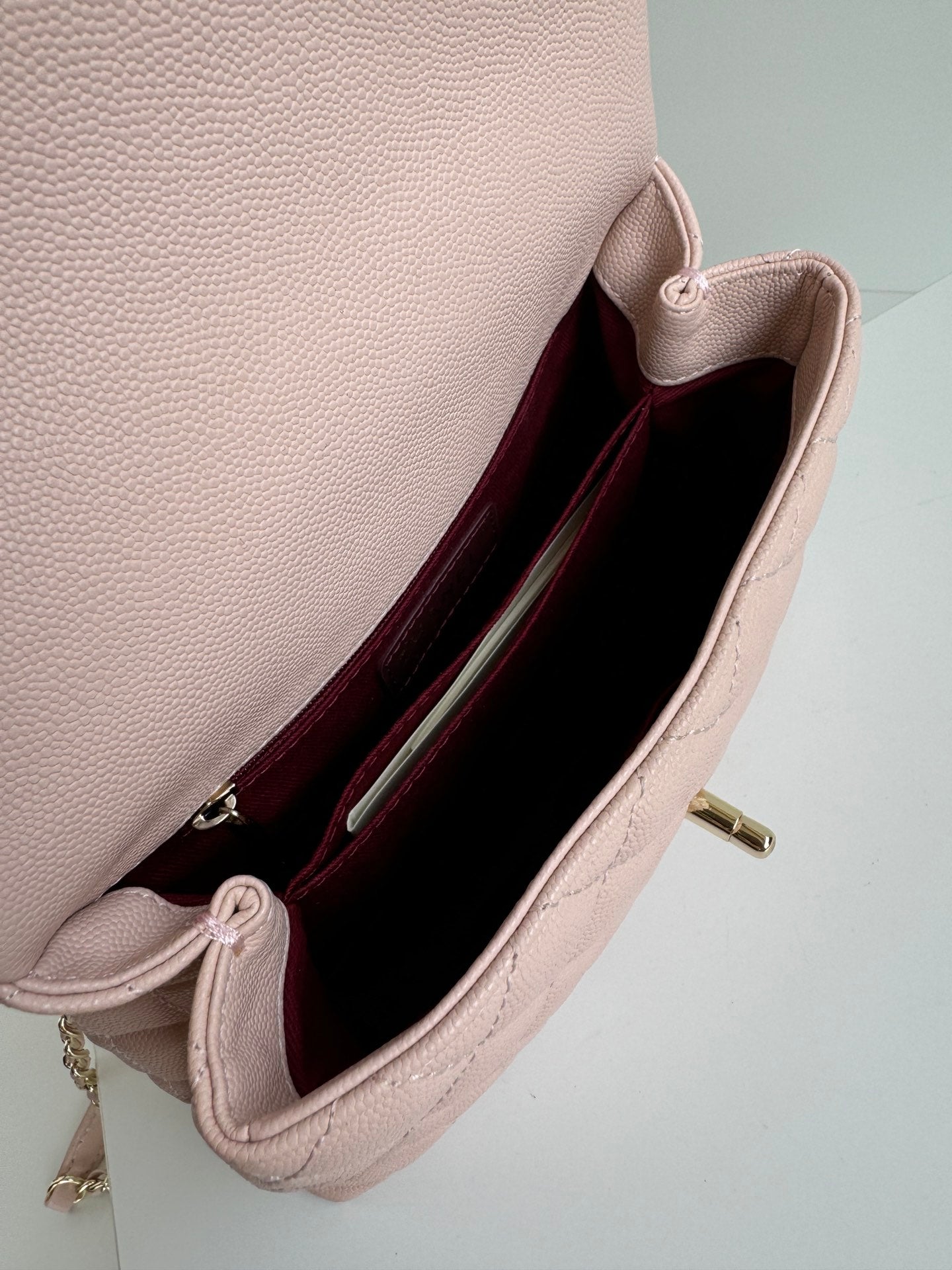 SAC À RABAT AVEC POIGNÉE EN COCO 24 CM ROSE PASTEL ROUGE CUIR CAVIAR MATELASSÉ
