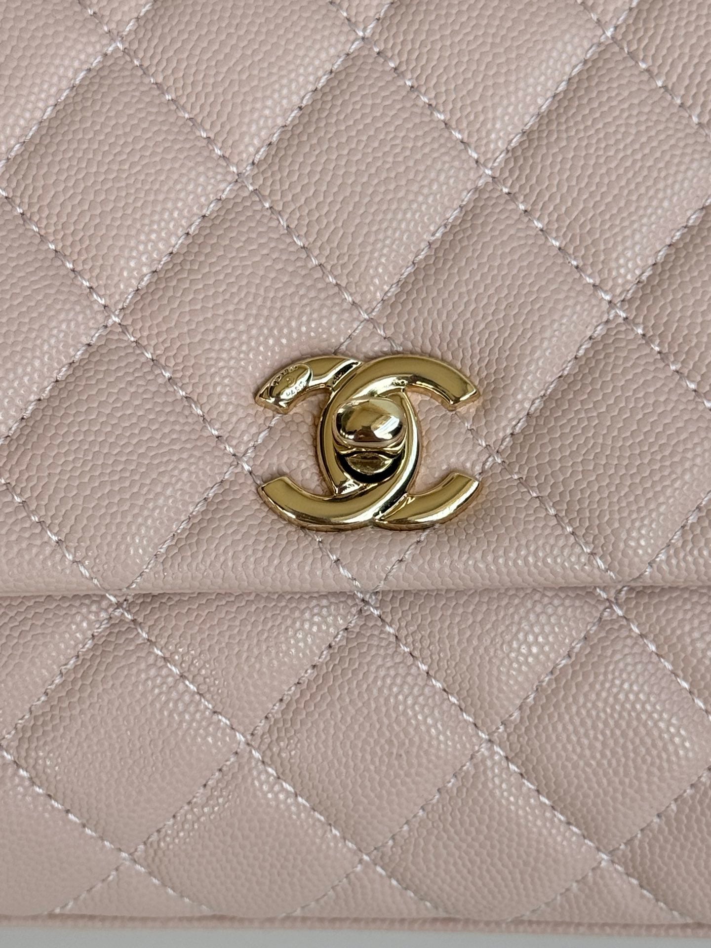 SAC À RABAT AVEC POIGNÉE EN COCO 24 CM ROSE PASTEL ROUGE CUIR CAVIAR MATELASSÉ