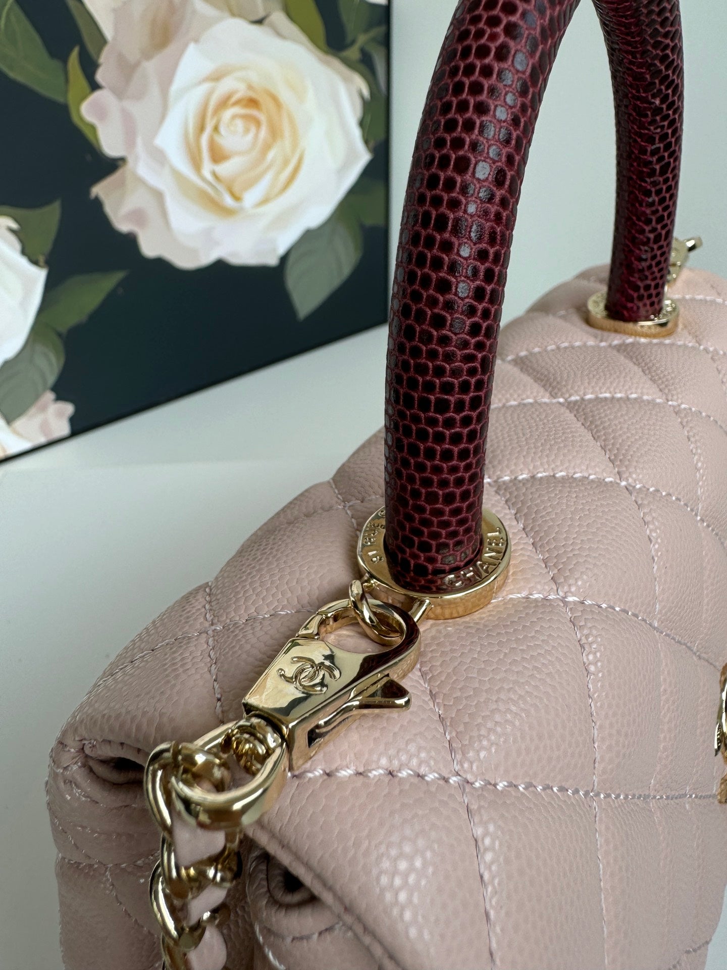 SAC À RABAT AVEC POIGNÉE EN COCO 24 CM ROSE PASTEL ROUGE CUIR CAVIAR MATELASSÉ