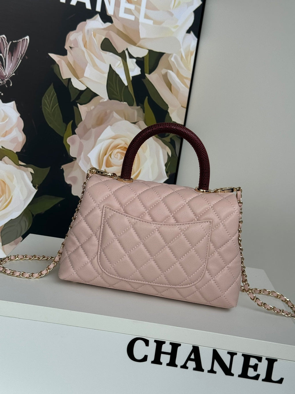 SAC À RABAT AVEC POIGNÉE EN COCO 24 CM ROSE PASTEL ROUGE CUIR CAVIAR MATELASSÉ
