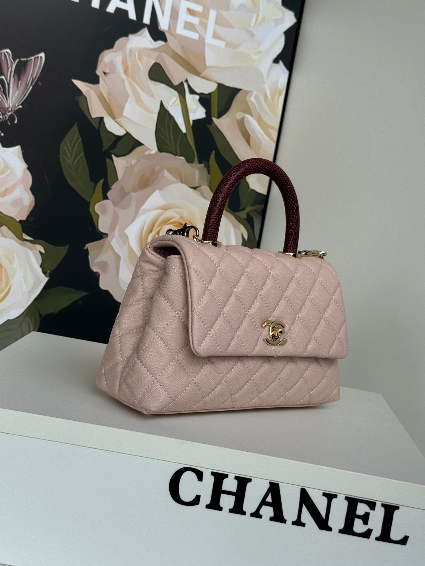 SAC À RABAT AVEC POIGNÉE EN COCO 24 CM ROSE PASTEL ROUGE CUIR CAVIAR MATELASSÉ