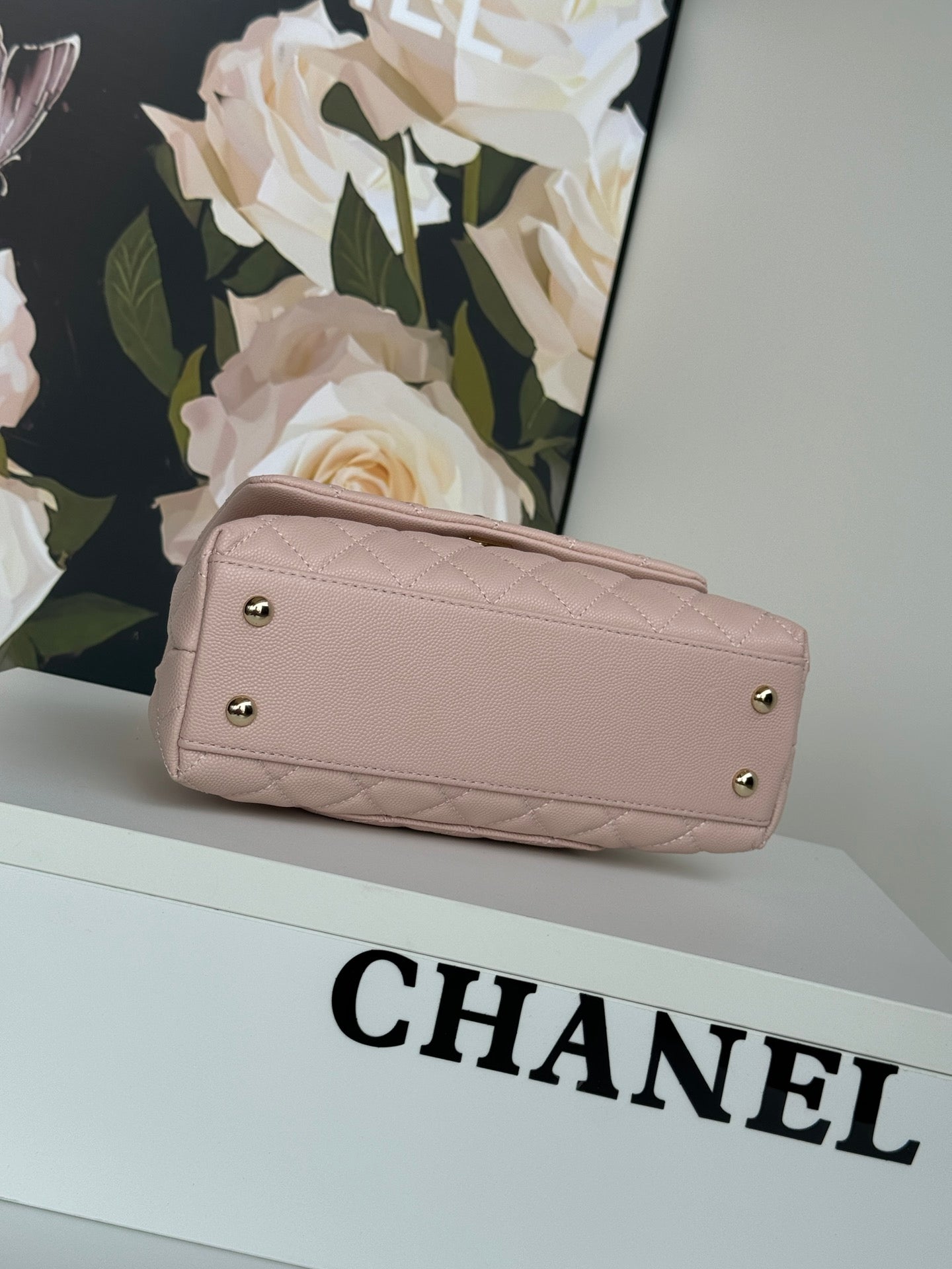 SAC À RABAT AVEC POIGNÉE EN COCO 24 CM ROSE PASTEL ROUGE CUIR CAVIAR MATELASSÉ
