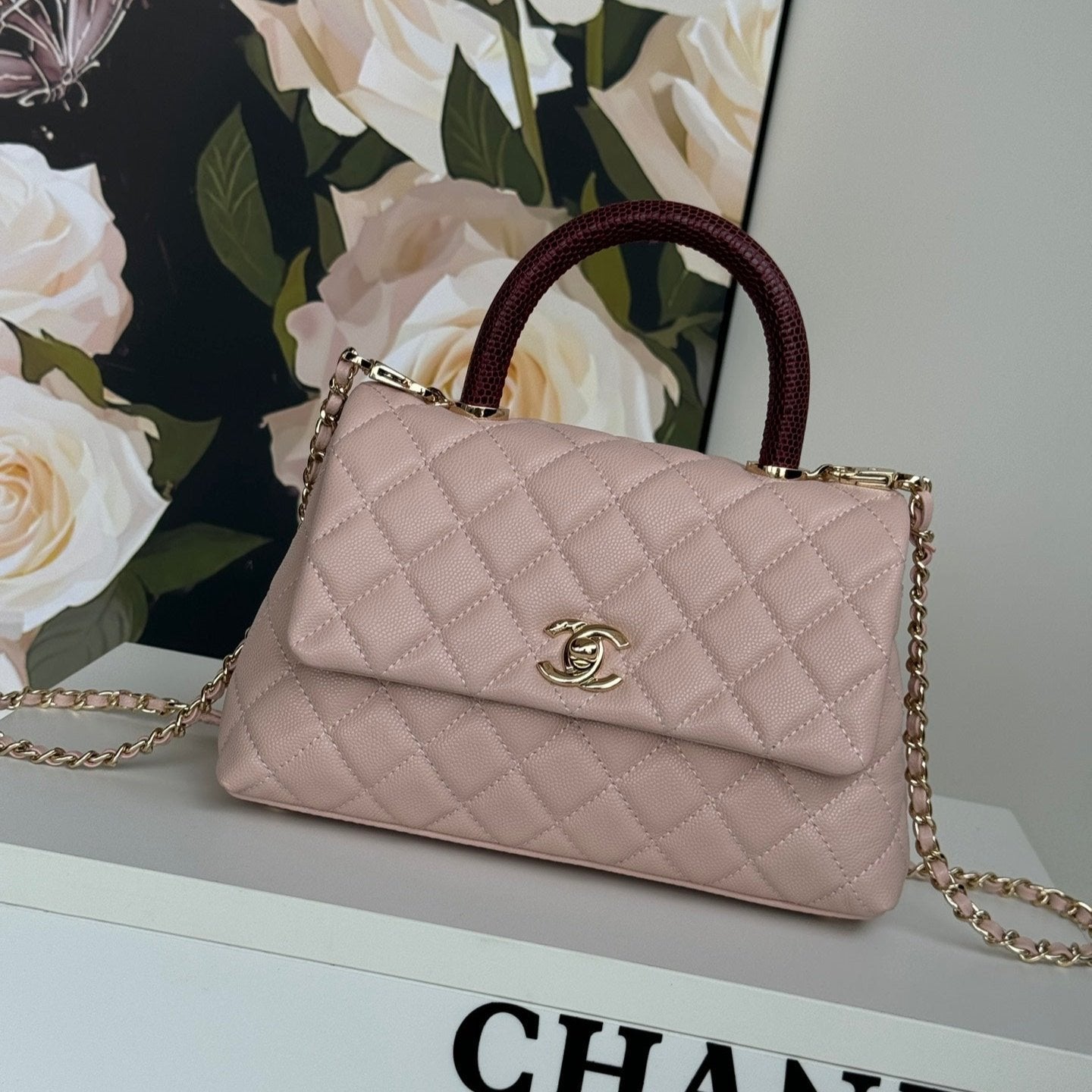 SAC À RABAT AVEC POIGNÉE EN COCO 24 CM ROSE PASTEL ROUGE CUIR CAVIAR MATELASSÉ