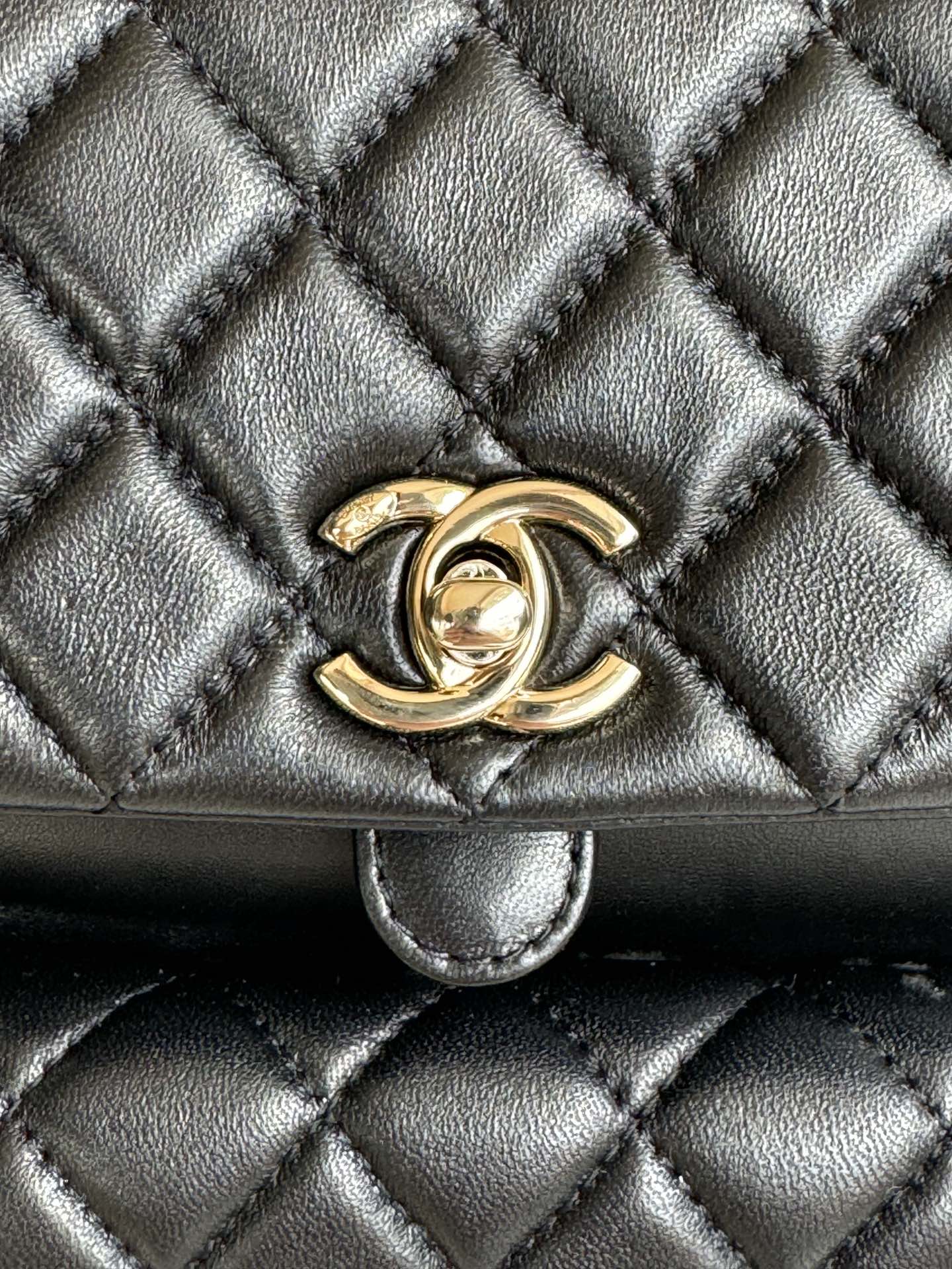 SAC À DOS DUMA 22CM EN CUIR D'AGNEAU NOIR QUINCAILLERIE OR CLAIR