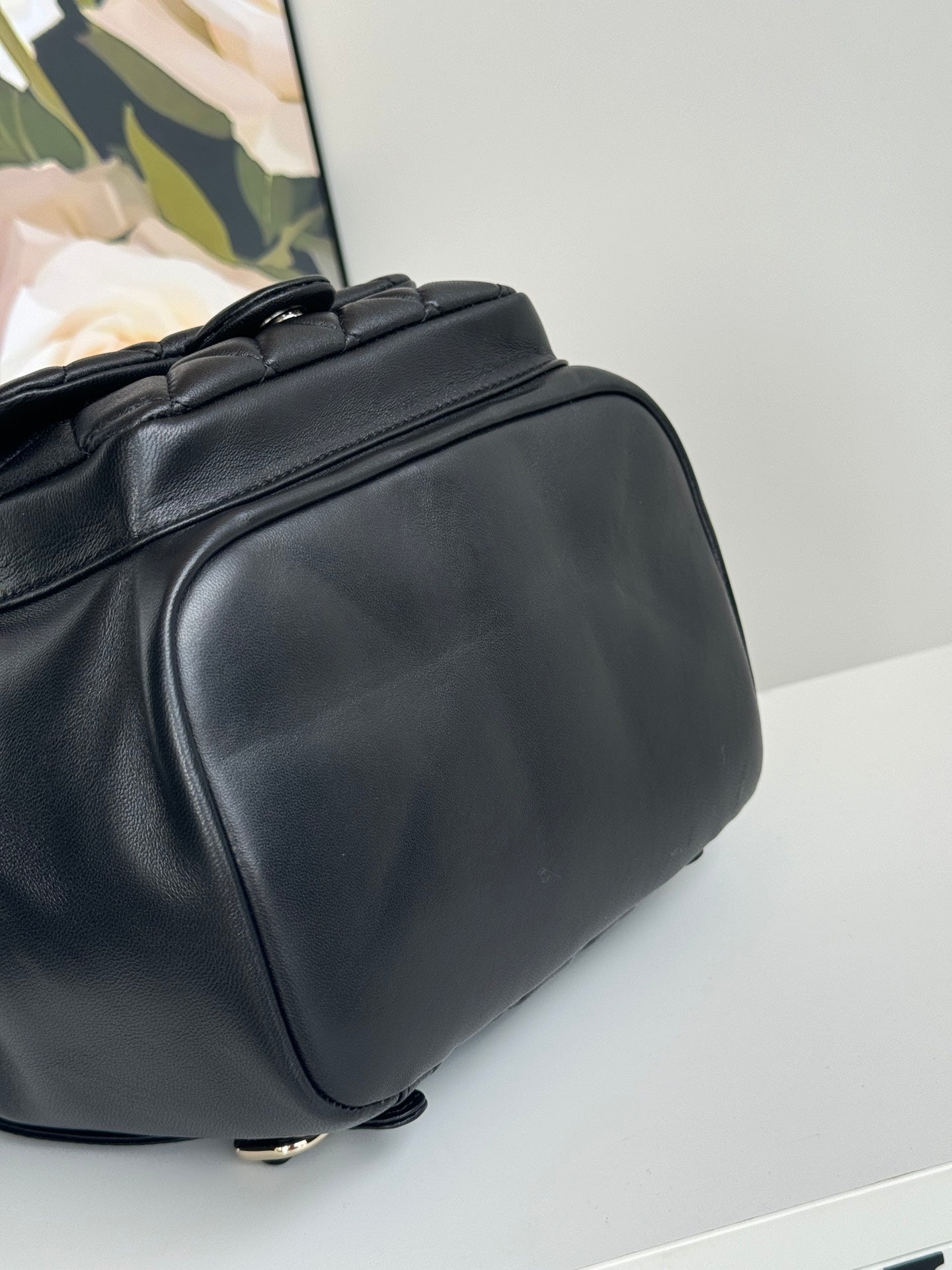 SAC À DOS DUMA 22CM EN CUIR D'AGNEAU NOIR QUINCAILLERIE OR CLAIR
