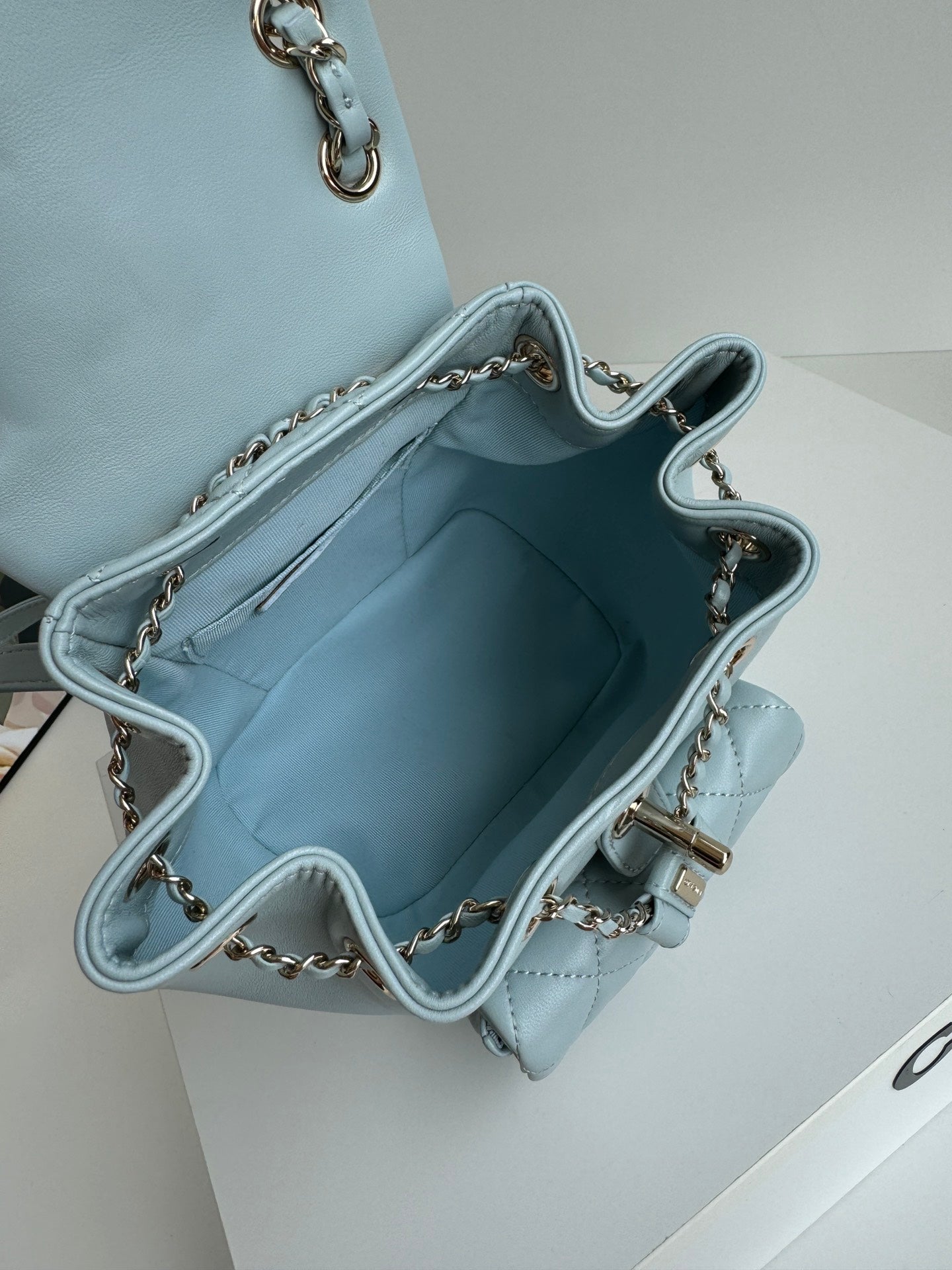 SAC À DOS DUMA 18CM CUIR D'AGNEAU BLEU TURQUOISE QUINCAILLERIE OR CLAIR