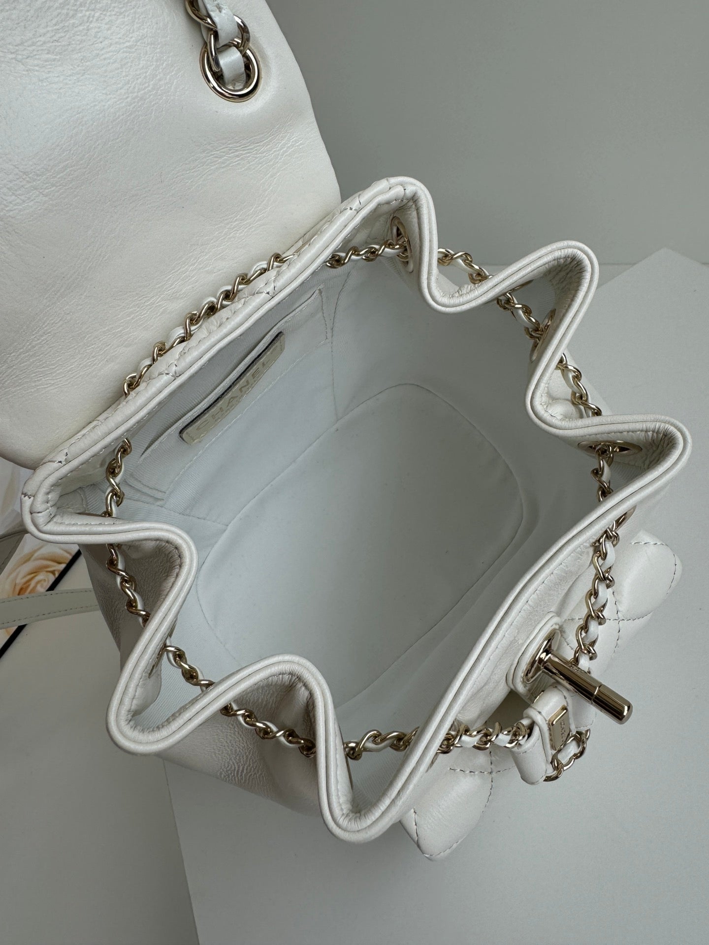 SAC À DOS DUMA 18CM EN CUIR D'AGNEAU BLANC QUINCAILLERIE OR CLAIR