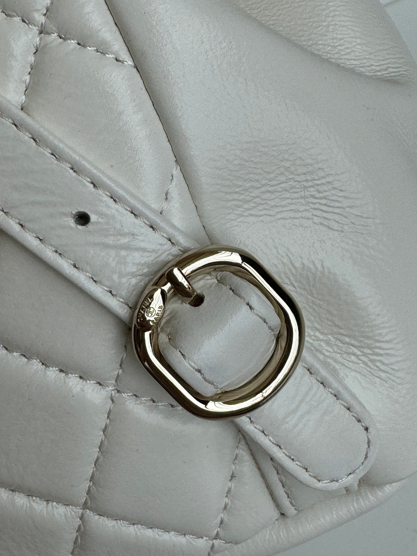 SAC À DOS DUMA 18CM EN CUIR D'AGNEAU BLANC QUINCAILLERIE OR CLAIR