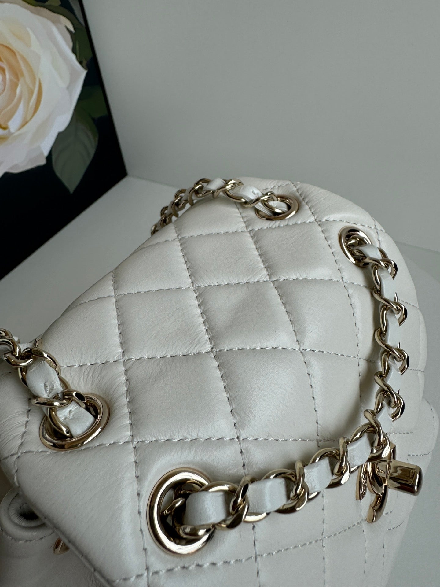 SAC À DOS DUMA 18CM EN CUIR D'AGNEAU BLANC QUINCAILLERIE OR CLAIR