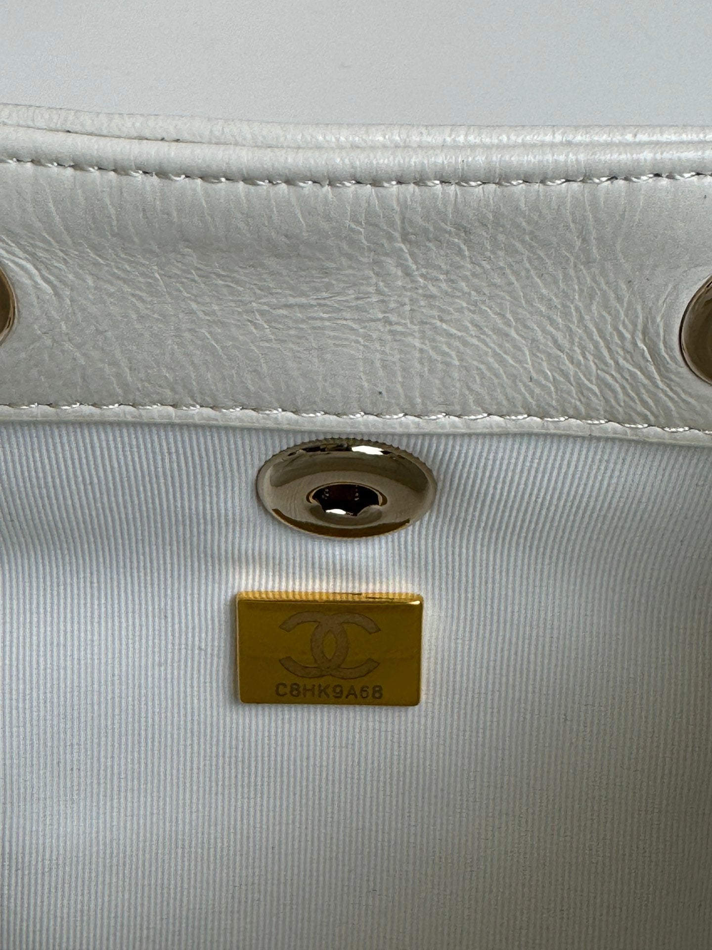 SAC À DOS DUMA 18CM EN CUIR D'AGNEAU BLANC QUINCAILLERIE OR CLAIR