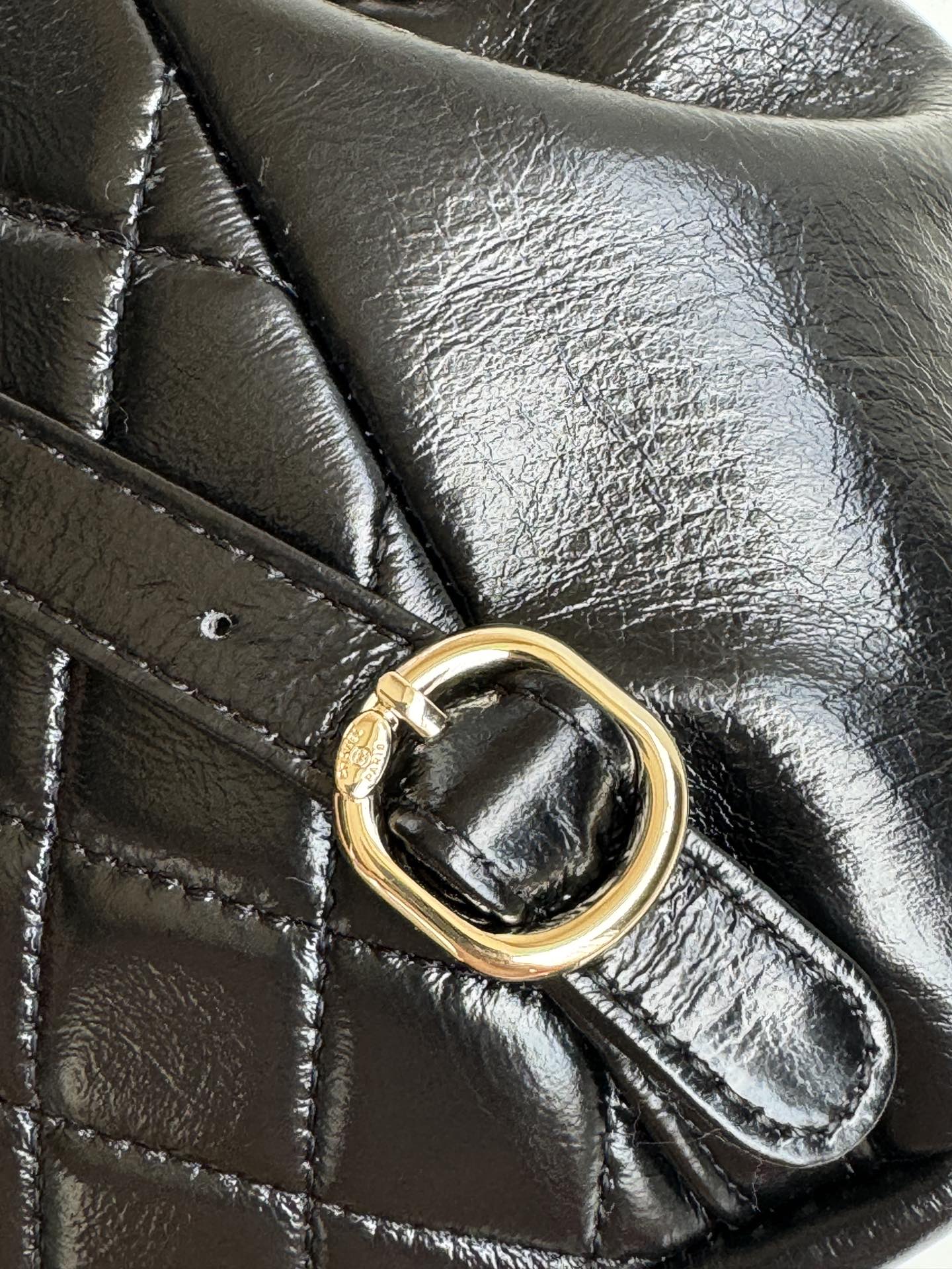 SAC À DOS DUMA 18CM EN CUIR D'AGNEAU NOIR QUINCAILLERIE OR CLAIR