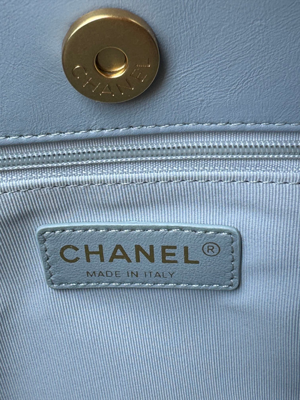 CC 23C PETIT SAC HOBO 21,5 EN CUIR D'AGNEAU BLEU NUAGE QUINCAILLERIE DORÉ